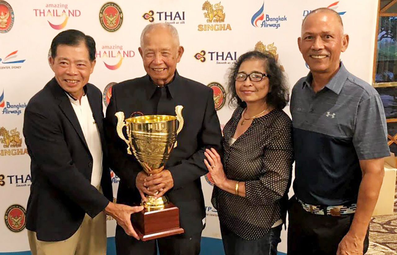 สุดปลื้ม  -  ทองบ่อ แก้วสะเทือน ราษฎรอาวุโสของซิดนีย์ ออสเตรเลีย ได้รับถ้วยชนะเลิศการแข่งขันกอล์ฟประจำปีของสมาคมกอล์ฟไทยแห่งออสเตรเลีย มี จรัญ พรหมปัญญา นายกสมาคมกอล์ฟไทยฯ มอบถ้วยด้วยตนเอง.