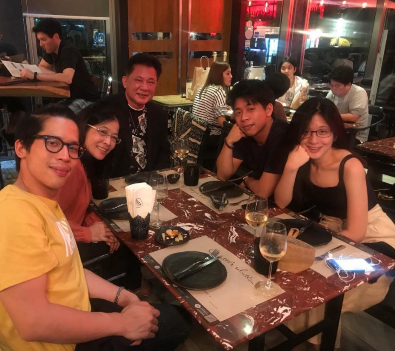 ครอบครัวพร้อมหน้าพร้อมตา 