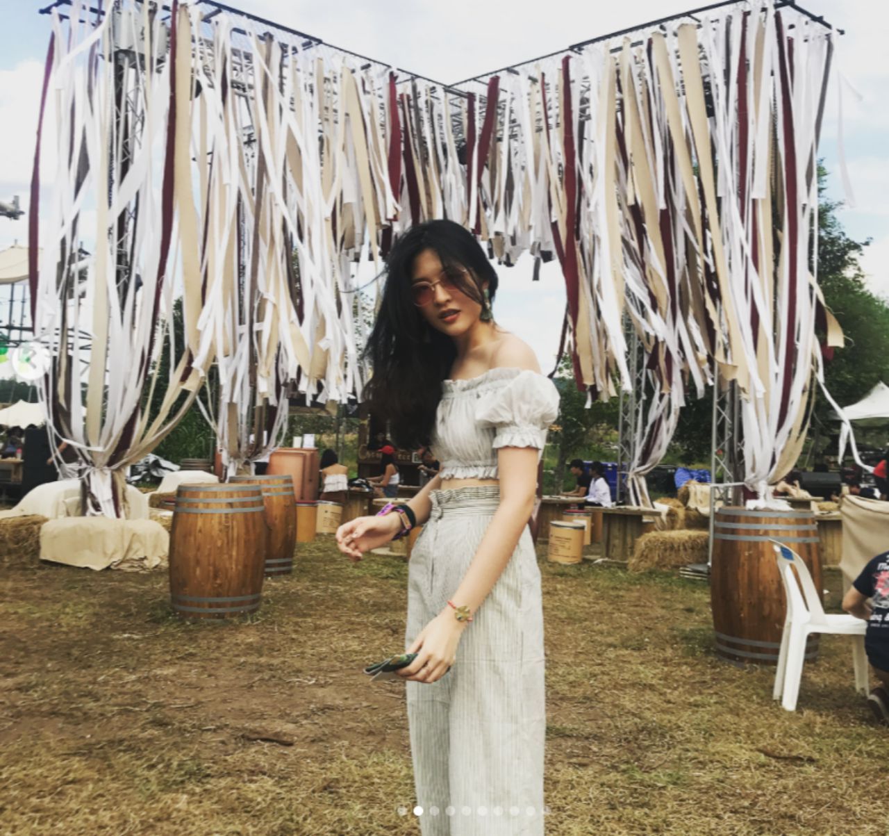 เสื้อปาดไหล่ กางเกงขากระบอก