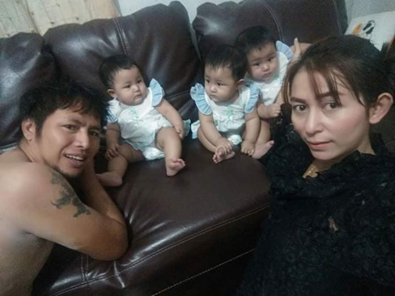 พร้อมหน้า พ่อ แม่ ลูกแฝดสาม