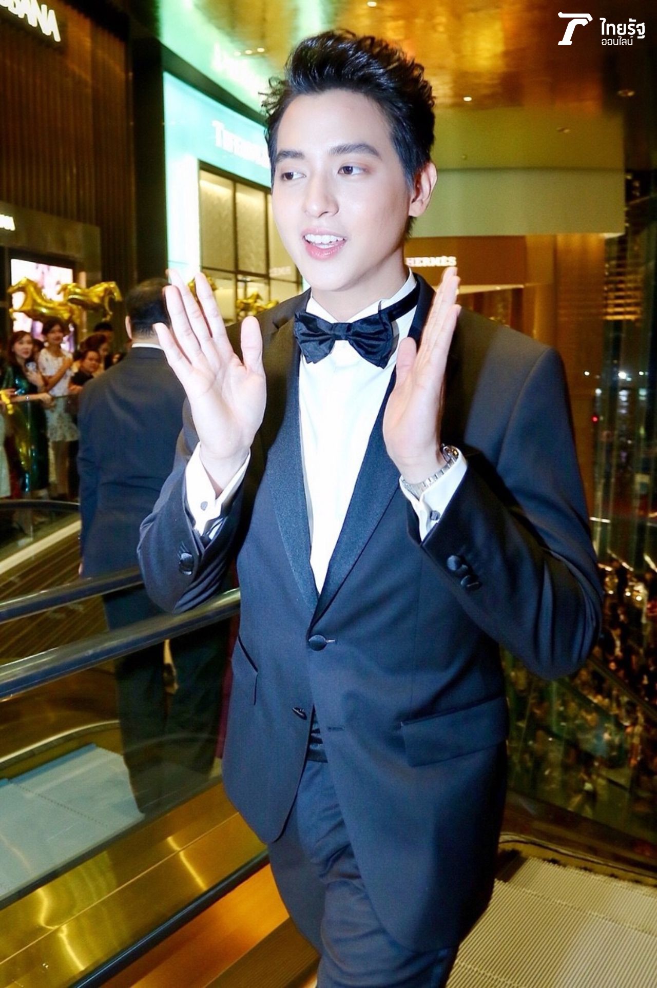 เดี๋ยวๆ หยุดก่อน หยุดให้ชื่นชมความหล่อเหลาก่อนนะ 