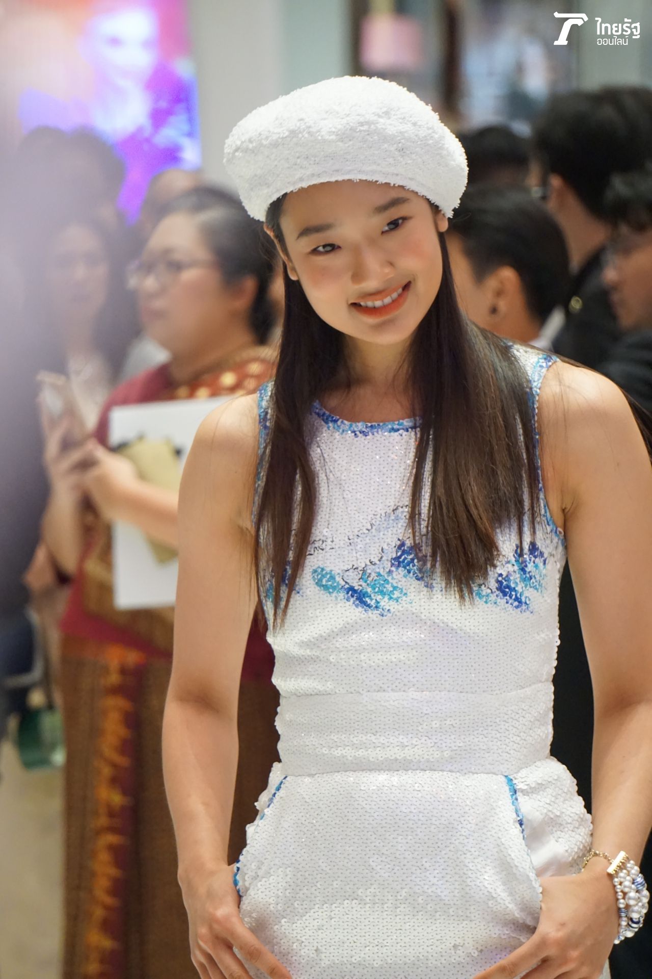 ออกแบบ-ชุติมณฑน์ มาในชุดเดรสสีขาวเข้ากับหมวก