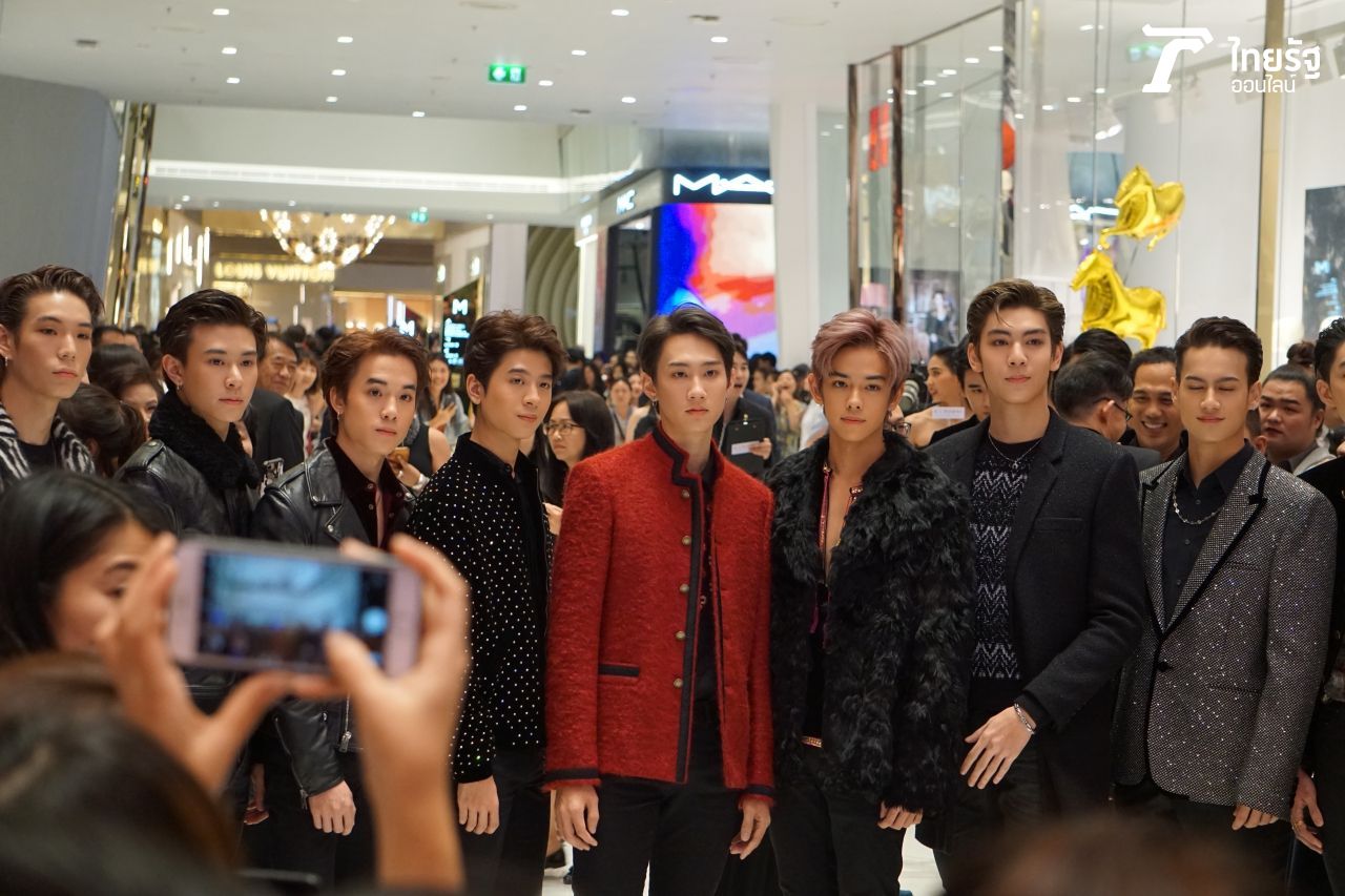 ทีมนักแสดงจากซีรีส์ 