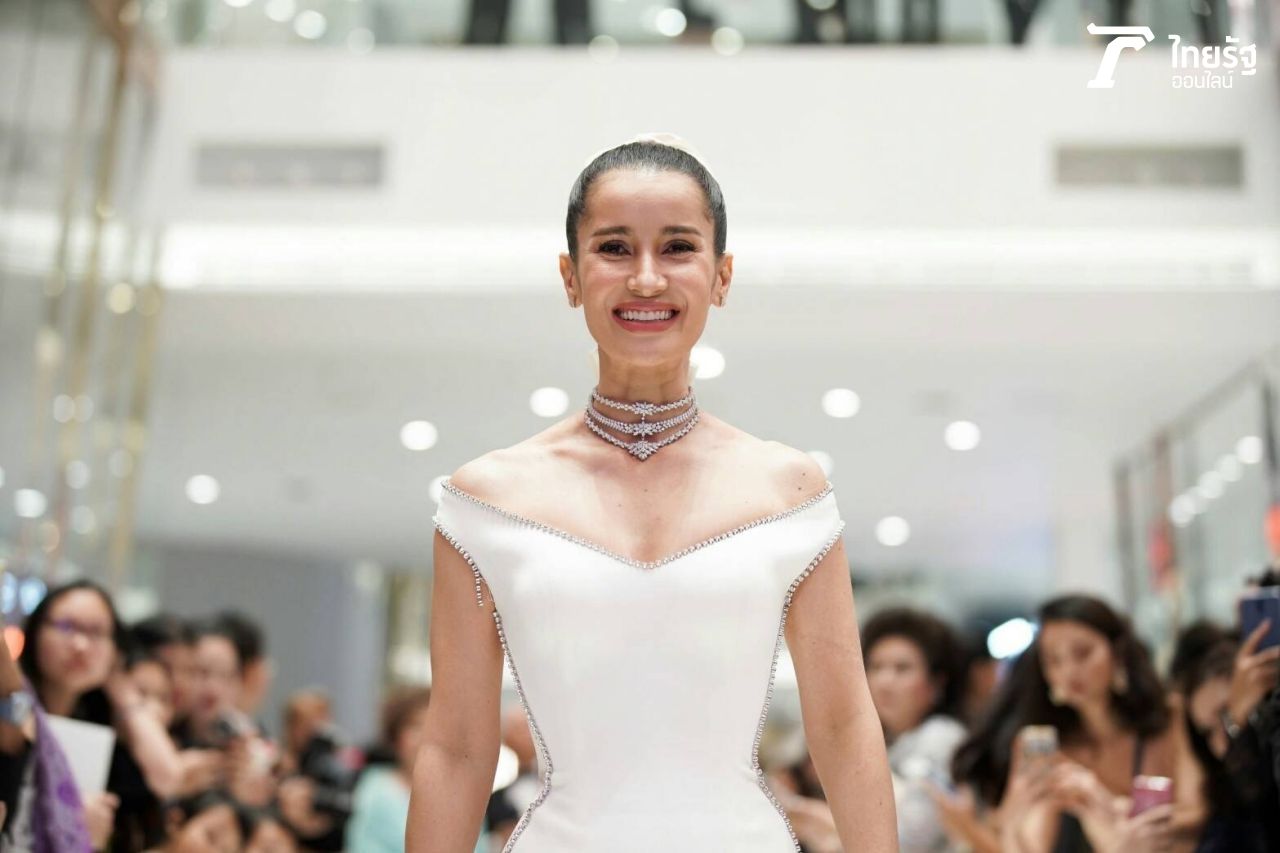 แอน ทองประสม ในชุดราตรีเข้ารูปเปิดไหล่