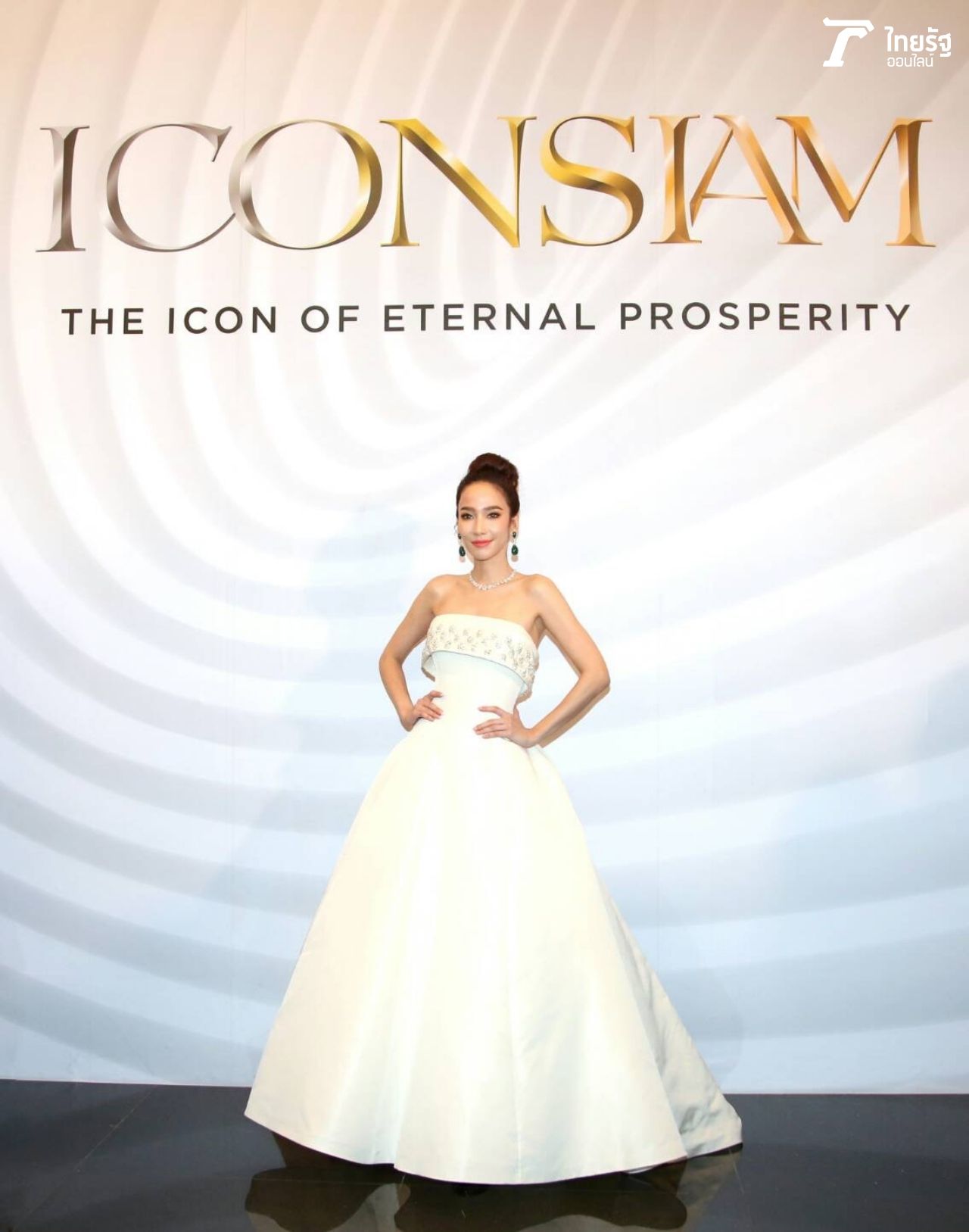 อั้ม-พัชราภา ในชุดราตรีสีขาวสุดอลังการ