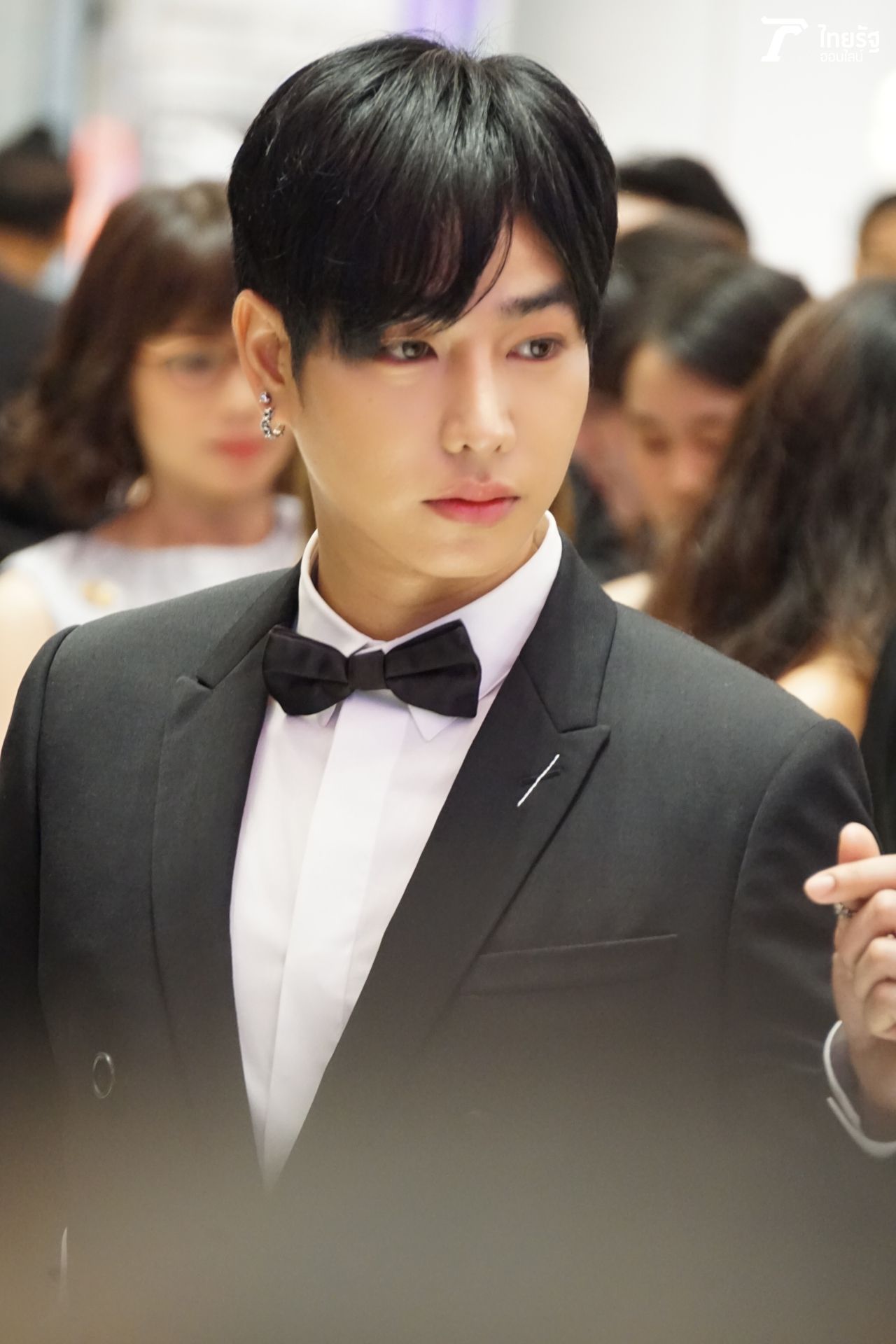 เป็ก-ผลิตโชค เข้ากันดี๊ดีกับทักซิโด้สีดำ