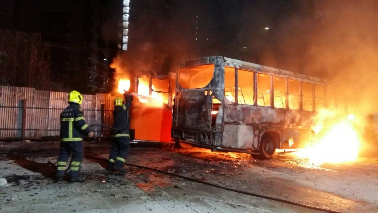 หน้าที่หลักของนักดับเพลิง เข้าระงับไฟไหม้มินิบัส สาย 12 วอด 2 คันรวด ในซอยหัสดิเสวี สุทธิสารวินิจฉัย แขวงห้วยขวาง เขตห้วยขวาง กทม. เมื่อคืนวันที่ 4 พ.ย. 61 