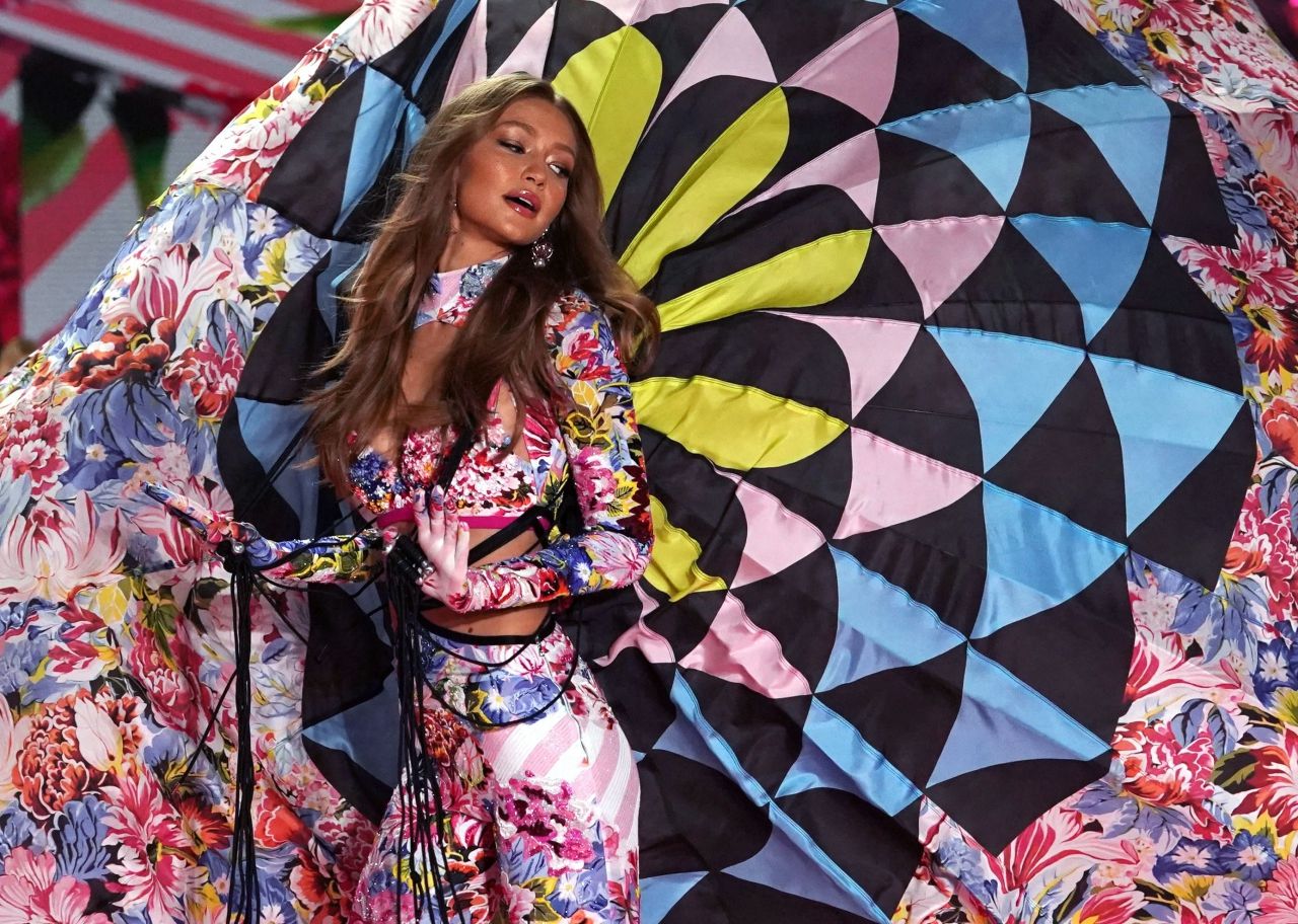 แอ่นได้อีกจาก จีจี้ ฮาดิด 