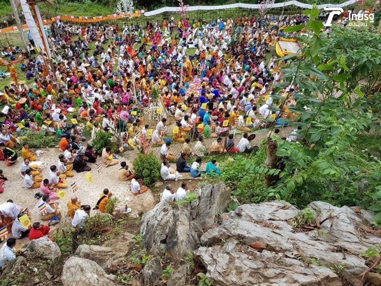 ลูกศิษย์รอเฝ้ารับเนืองแน่น