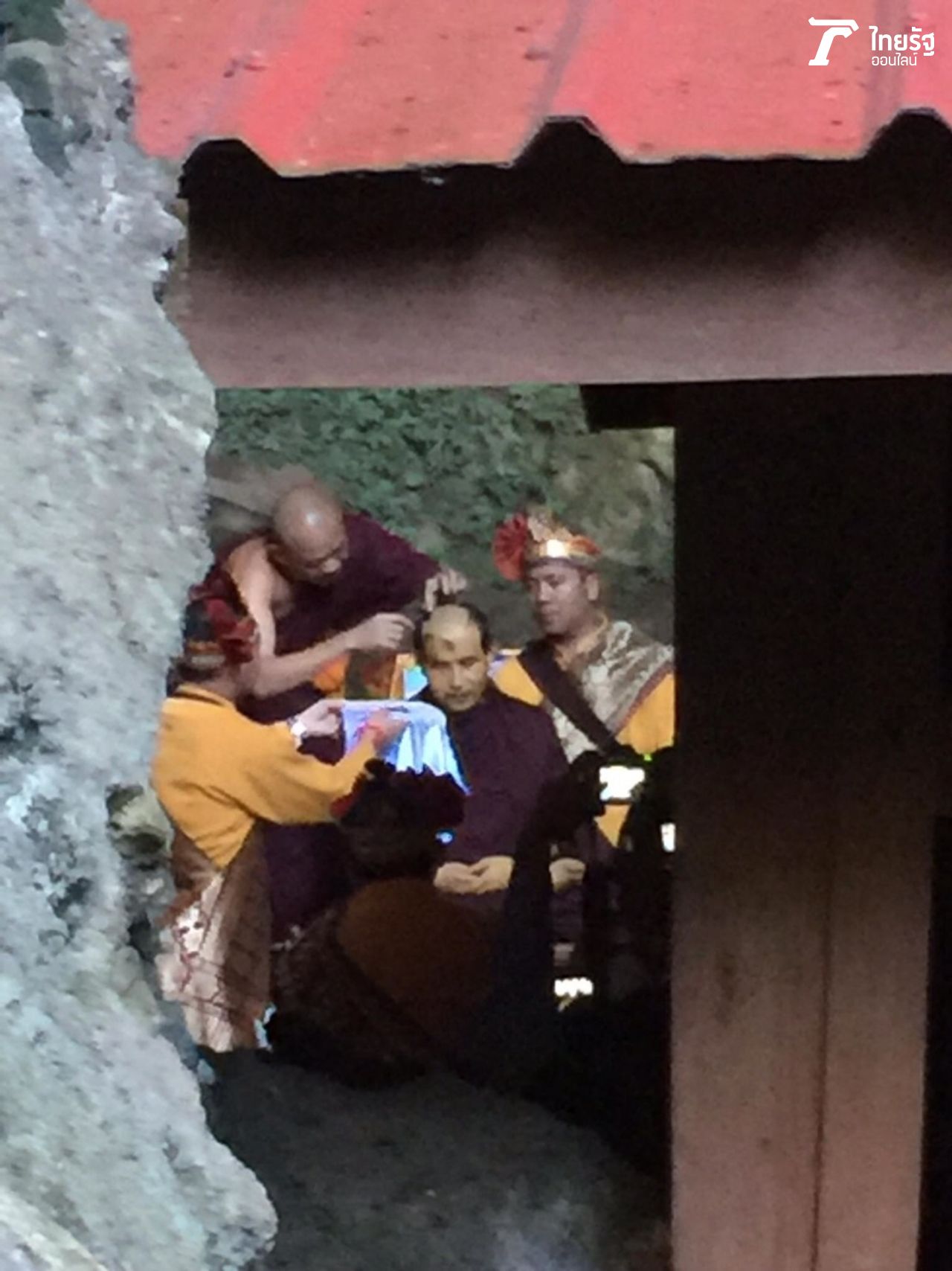 ปลงผม พระครูบาบุญชุ่ม