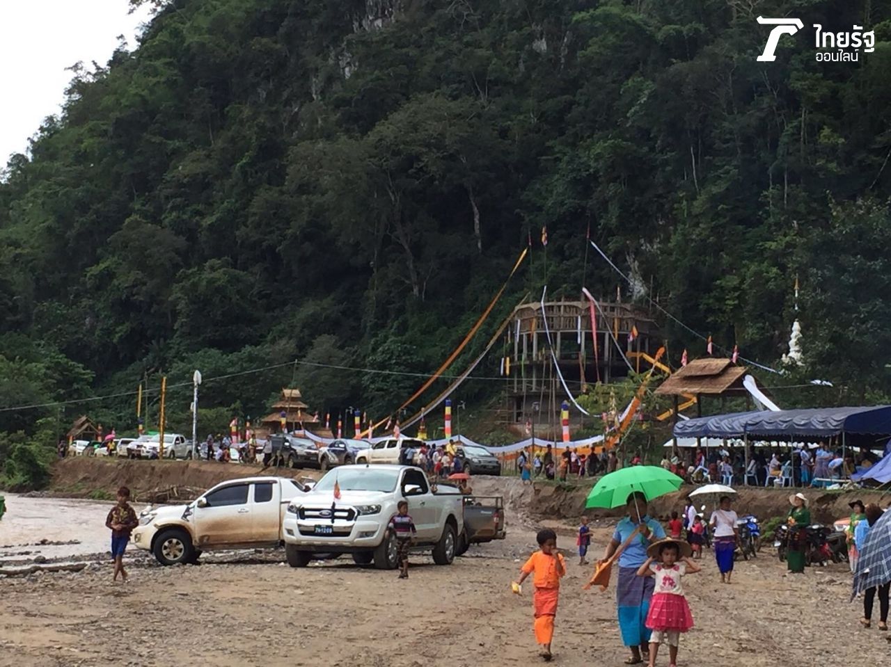 ผู้ศรัทธายังคงเดินทางไปอย่างต่อเนื่อง