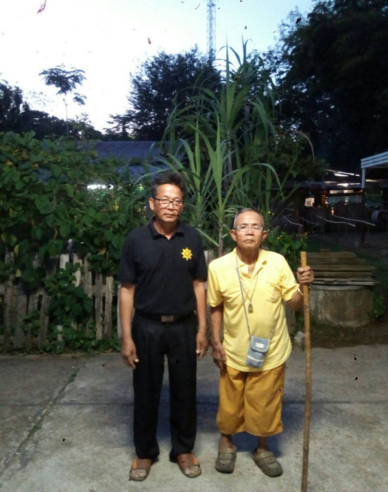 นายเทียน กันทะลั่น ผู้ใหญ่บ้าน กับลุงประสิทธิ์