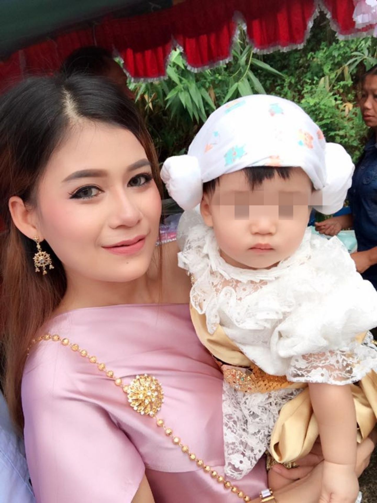 น.ส.ศิริวรรณ หล้ามา และน้องของขวัญ ลูกสาวคนแรกของครอบครัว 