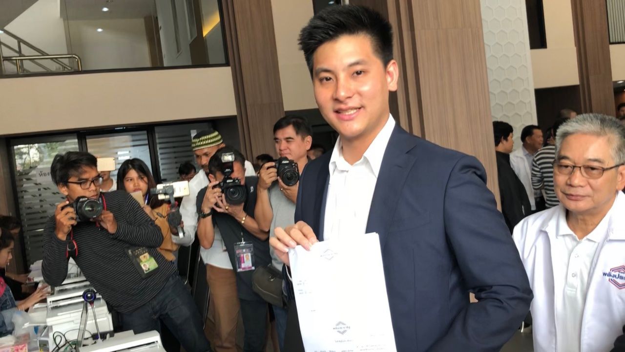 นายเดชณัฐวิทย์ เตริยาภิรมย์ บุตรชายนายบุญทรง เตริยาภิรมย์ อดีต รมว.พาณิชย์