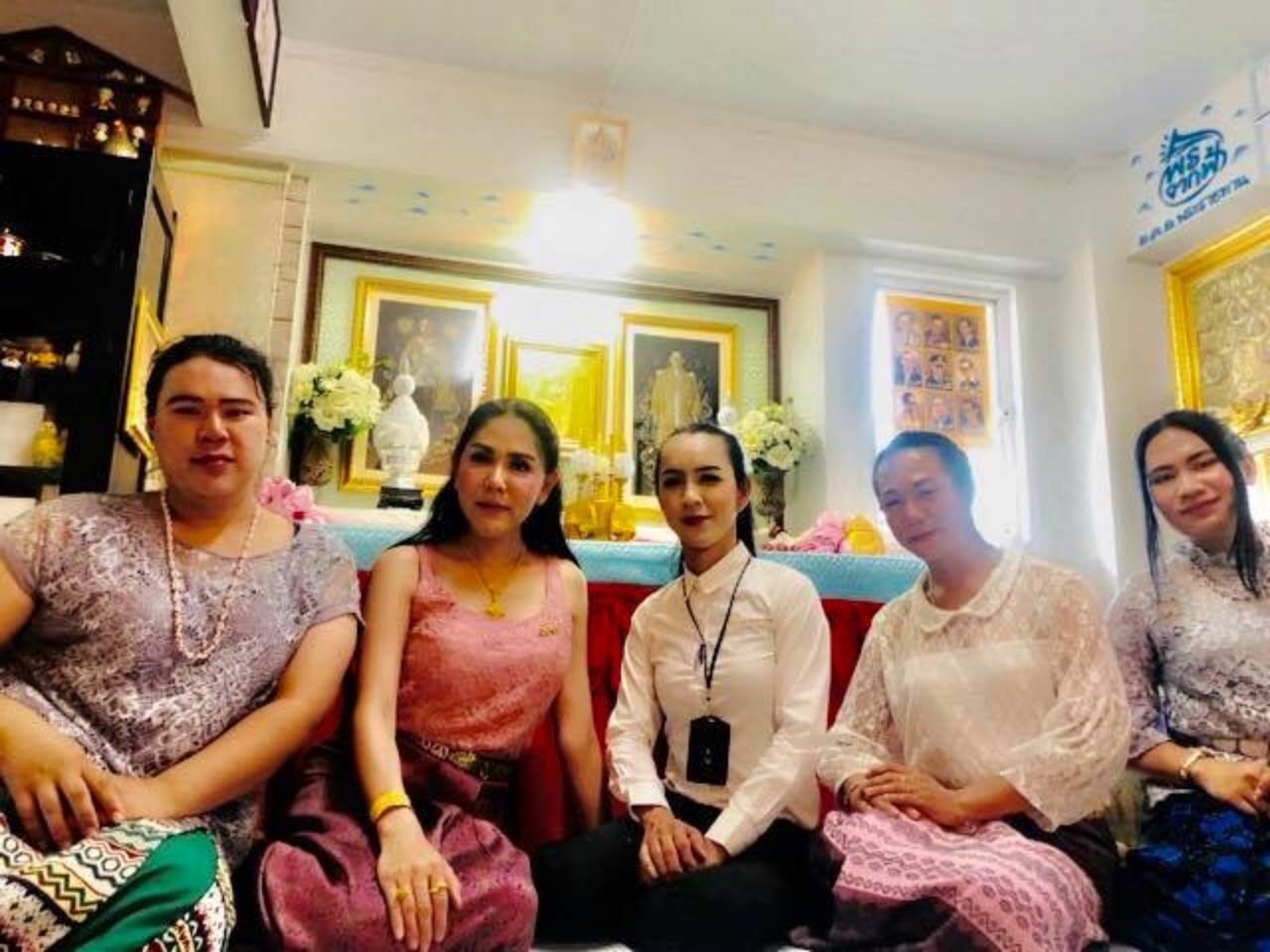 เฟิสท์ หรือ นายชญาน์นันท์ พรชัยวัฒนากร สาวสองวัย 38 (คนที่สองจากซ้ายมือ) ผู้เนรมิต ห้องของพ่อ