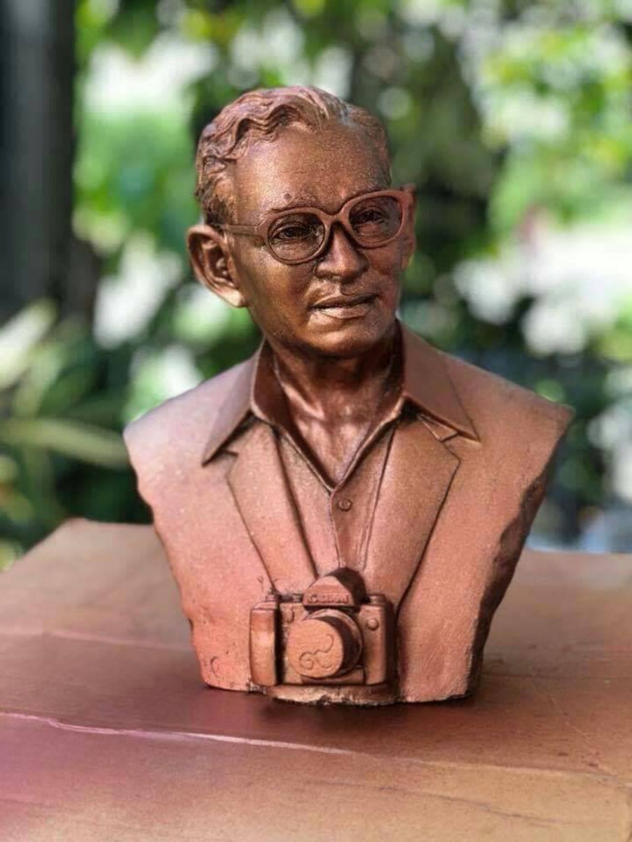 รูปหล่อ ในหลวง ร.9 ที่สาวสองวัย 38 ลงมือเองด้วยความรักทั้งหล่อและลงสี