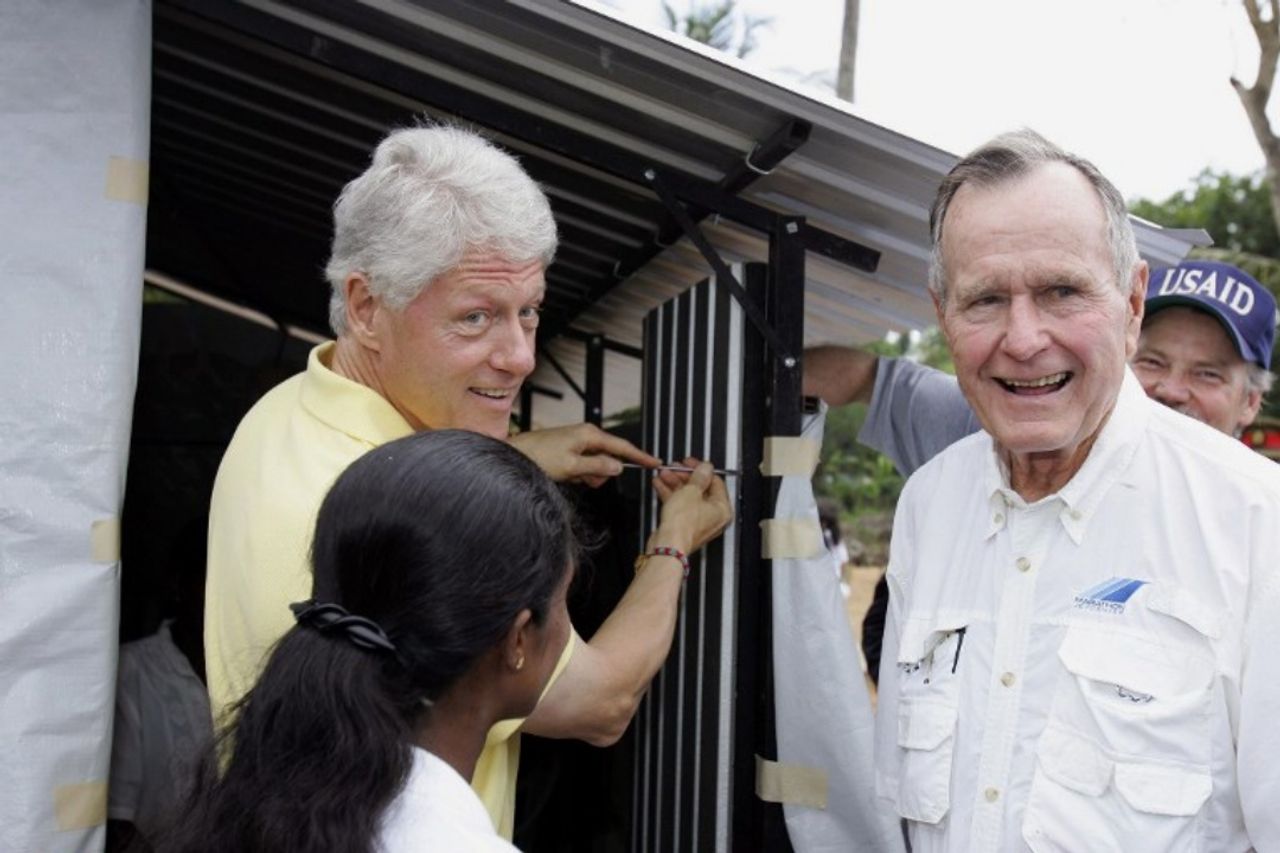 บิล คลินตัน กับจอร์จ บุช นอกจากเคลื่อนไหวช่วยเหลือเหยื่อเฮอริเคน แคทรินา แล้ว ยังช่วยเหลือเหยื่อสึนามิในศรีลังกาด้วย