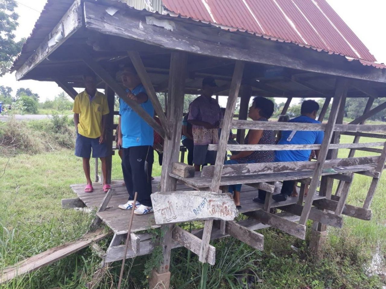 แจกเบี้ยยังชีพแทบทุกที่ ที่ชาวบ้านสะดวก ศาลาเก่าๆ 3-4 คน ก็ไปบริการด้วยใจ