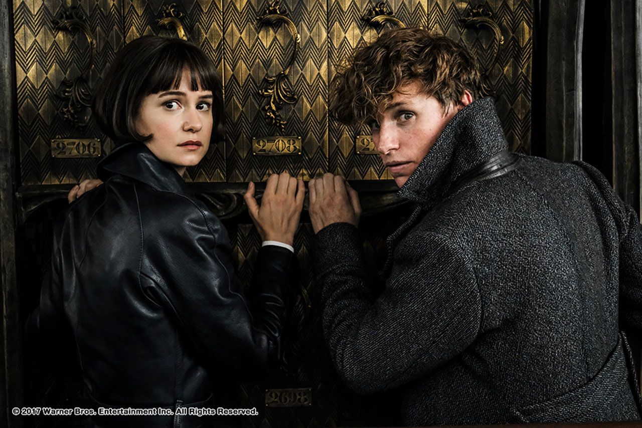  “นิวท์ สคามันเดอร์” รับบทโดย “เอ็ดดี้ เรดเมย์น” และ ทีน่า โกลด์สตรีน” รับบทโดย “แคทเธอรีน วอเตอร์สตัน”