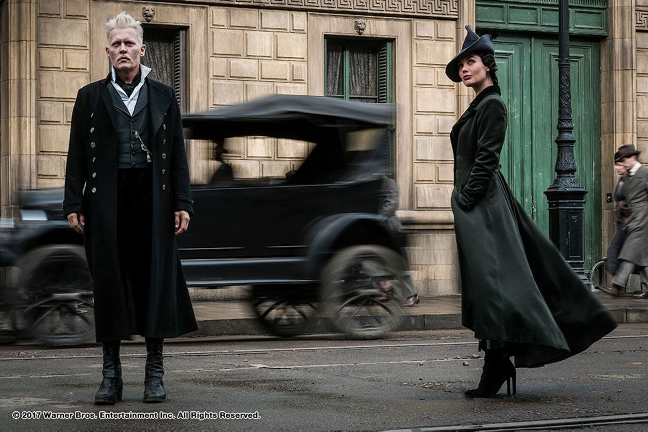 “เกลเลิร์ต กรินเดลวัลด์” รับบทโดย “จอห์นนี่ เด็ปป์” กับสาวกสาวคนสนิท