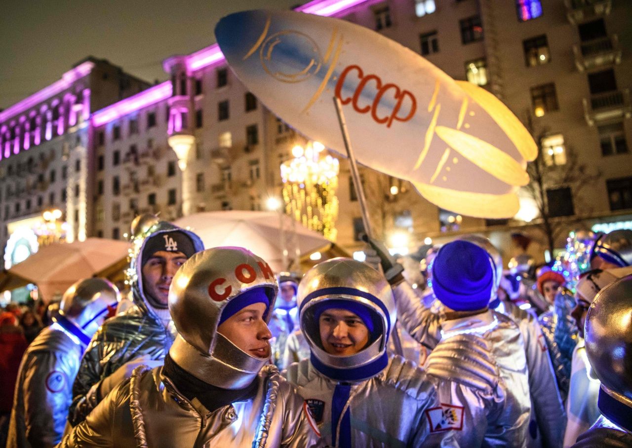 ชาวรัสเซียแต่งชุดนักบินอวกาศร่วมงานฉลองปีใหม่ในมอสโก