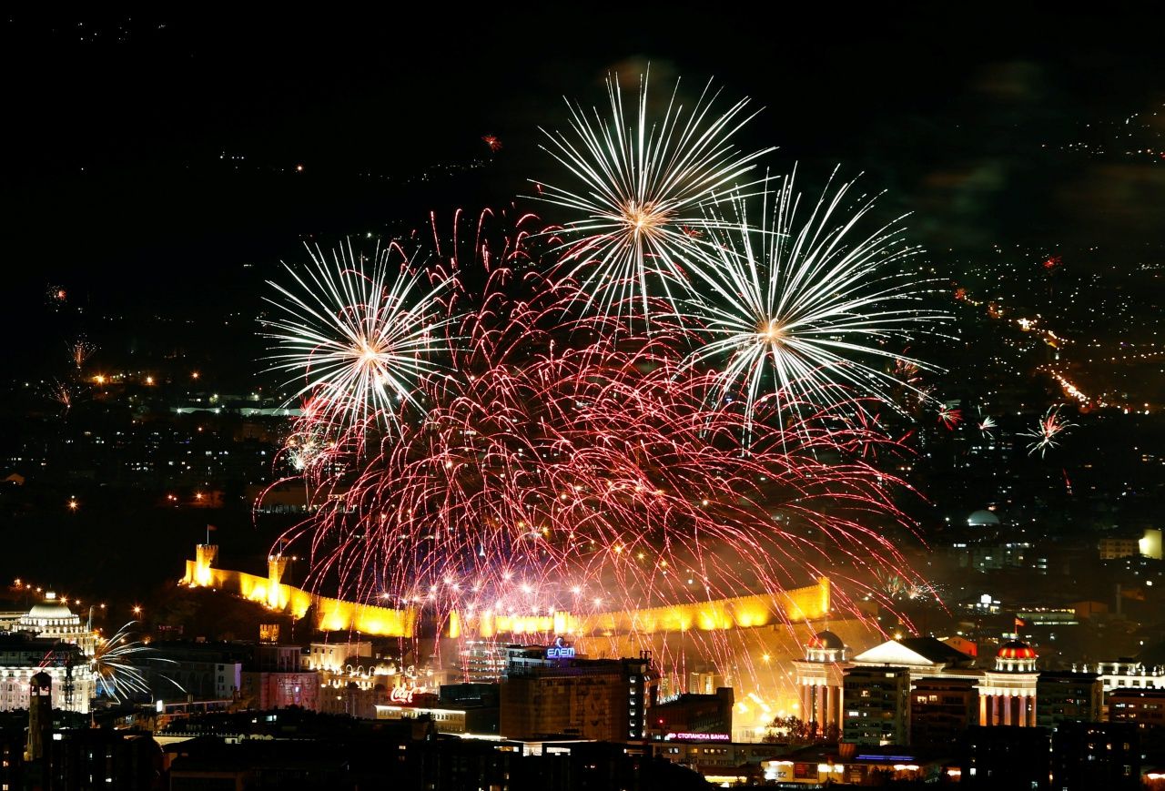 ชาวมาซิโดเนียชมดอกไม้ไฟวันขึ้นปีใหม่ที่กรุงสโกเปีย
