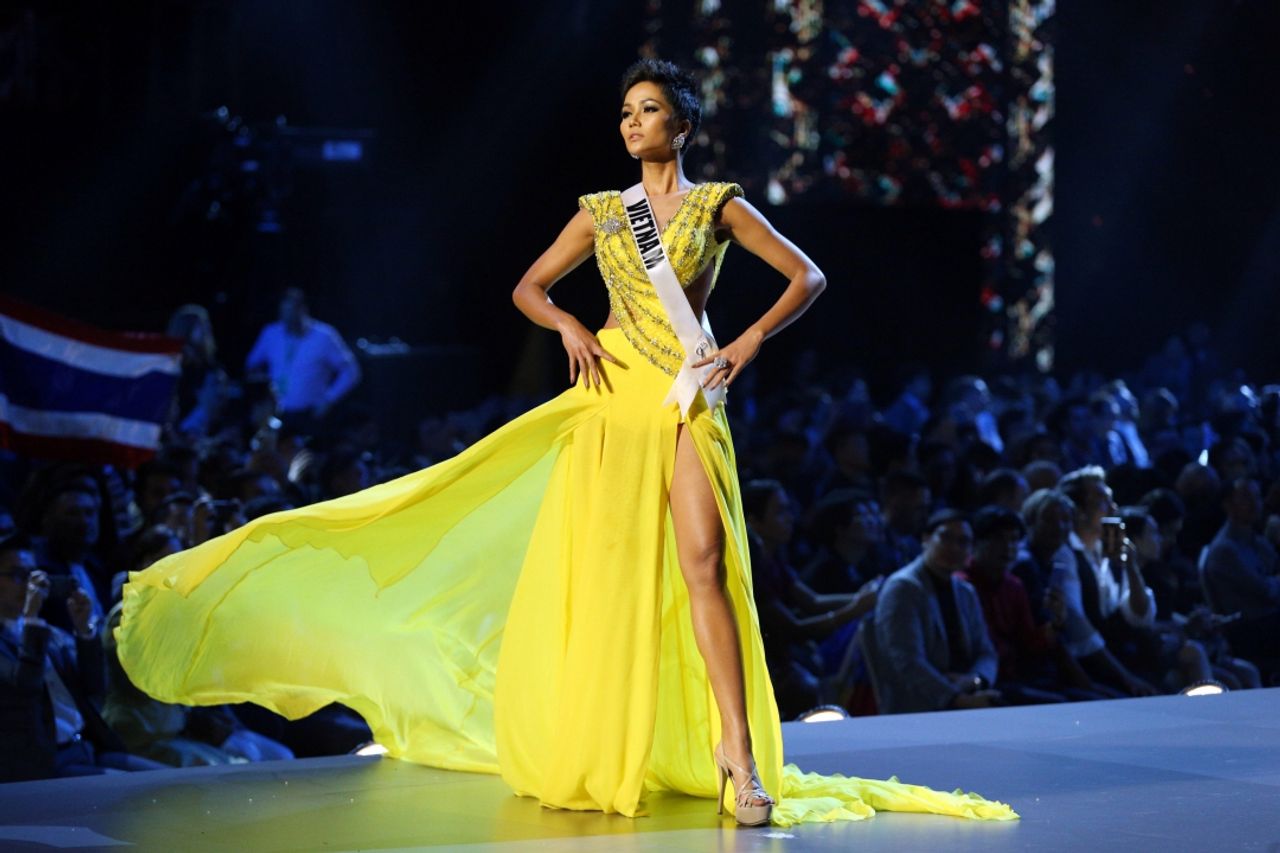 ชุดราตรีเหลือสุดพริ้วและเซ็กซี่ อีกแรงส่งที่ให้ เห่อแฮน เนีย มิสเวียดนาม โดดเด่นมากบนเวที 