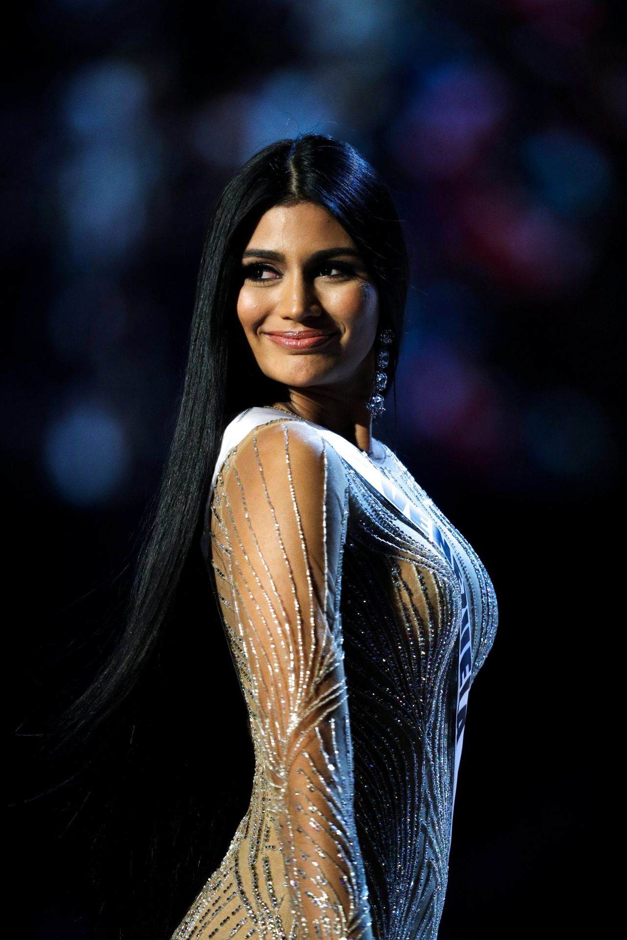 ผมยาวตรงพริ้วๆ ขนาดนี้ แชมพูยี่ห้อดัง ต้องรีบจับไปเป็นพรีเซนเตอร์ได้เลย เพราะสวยจริง ไม่ต้องสะกดจิตจาก เอสเตฟานิ กูติเอร์เรซ มิสเวเนซุเอลา หลายคนเอาใจช่วยให้เวนาซุเอลา รอดพ้นวิกฤติเศรษฐกิจล่ม ได้ไวๆ 