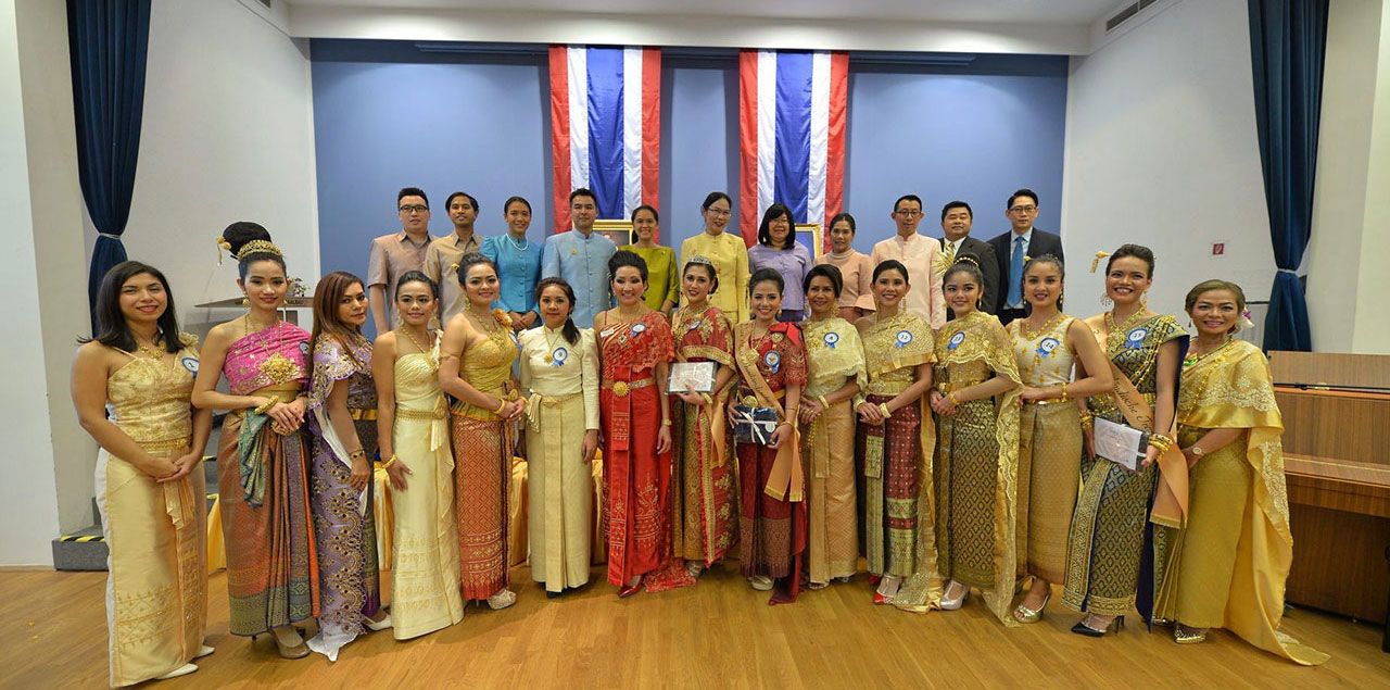 จงรักภักดี พรรณนา จันทรารมย์ กสญ.ณ นครแฟรงค์เฟิร์ต เยอรมนี ถ่ายภาพร่วมกับชาวไทย ที่ไปร่วมงานวันคล้ายวันเฉลิมพระชนมพรรษา รัชกาลที่ 9, วันชาติไทยและวันพ่อแห่งชาติ ที่อาคาร Saaibau Wilhelm-Leuschner.