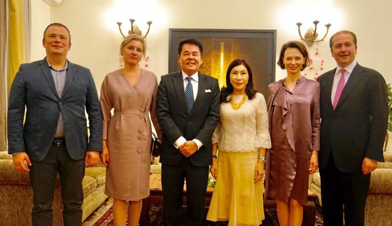 เลี้ยงรับรอง ธนาธิป อุปัติศฤงค์ ออท. ณ กรุงมอสโก รัสเซีย และ มนต์ทิพย์ ภริยา เป็นเจ้าภาพเลี้ยงอาหารค่ำเป็นเกียรติแก่ อิวาน โพลยาคอฟ ประธานสภาธุรกิจไทย-รัสเซีย ที่สถานเอกอัครราชทูต ณ กรุงมอสโก.