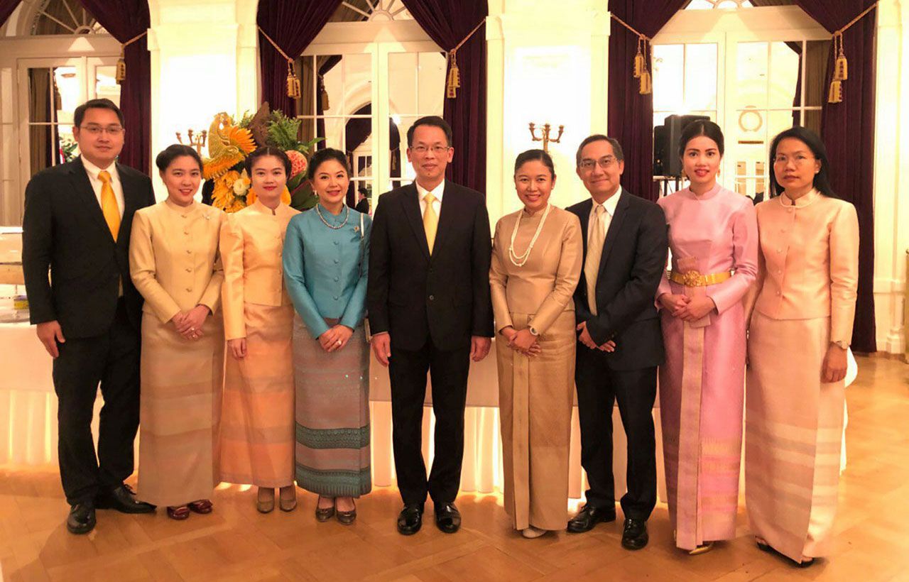 รวมใจไทย จักรี ศรีชวนะ ออท.ณ กรงเบิร์น สวิตเซอร์แลนด์ ถ่ายภาพกับ โรเบอร์ตา แพนตานี ส.ส. สวิตเซอร์แลนด์ และชาวไทยไปร่วมงานเฉลิมพระชนมพรรษา รัชกาลที่ 9 และวันชาติไทย ที่โรงแรมเบเลวูย์ พาลาส กรุงเบิร์น.