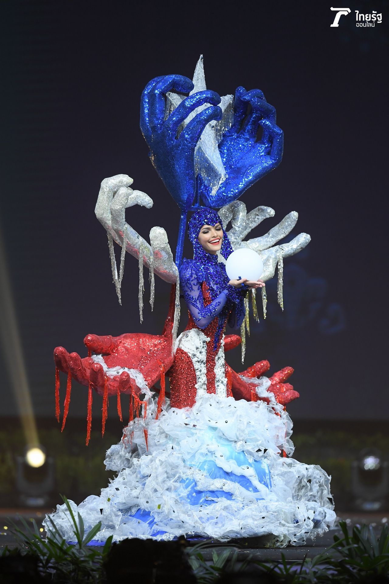 มิสเปอร์โตริโก มือมาเต็มๆ มีผิดพลาดนิดหน่อย ช่วงเดินกลับ ล้มแต่ลุกไม่ได้ ส่งยิ้มสวยๆ ไปแทนรอเวลา ต้องให้เจ้าหน้าที่หนุ่มมาคอยพยุงขึ้น 