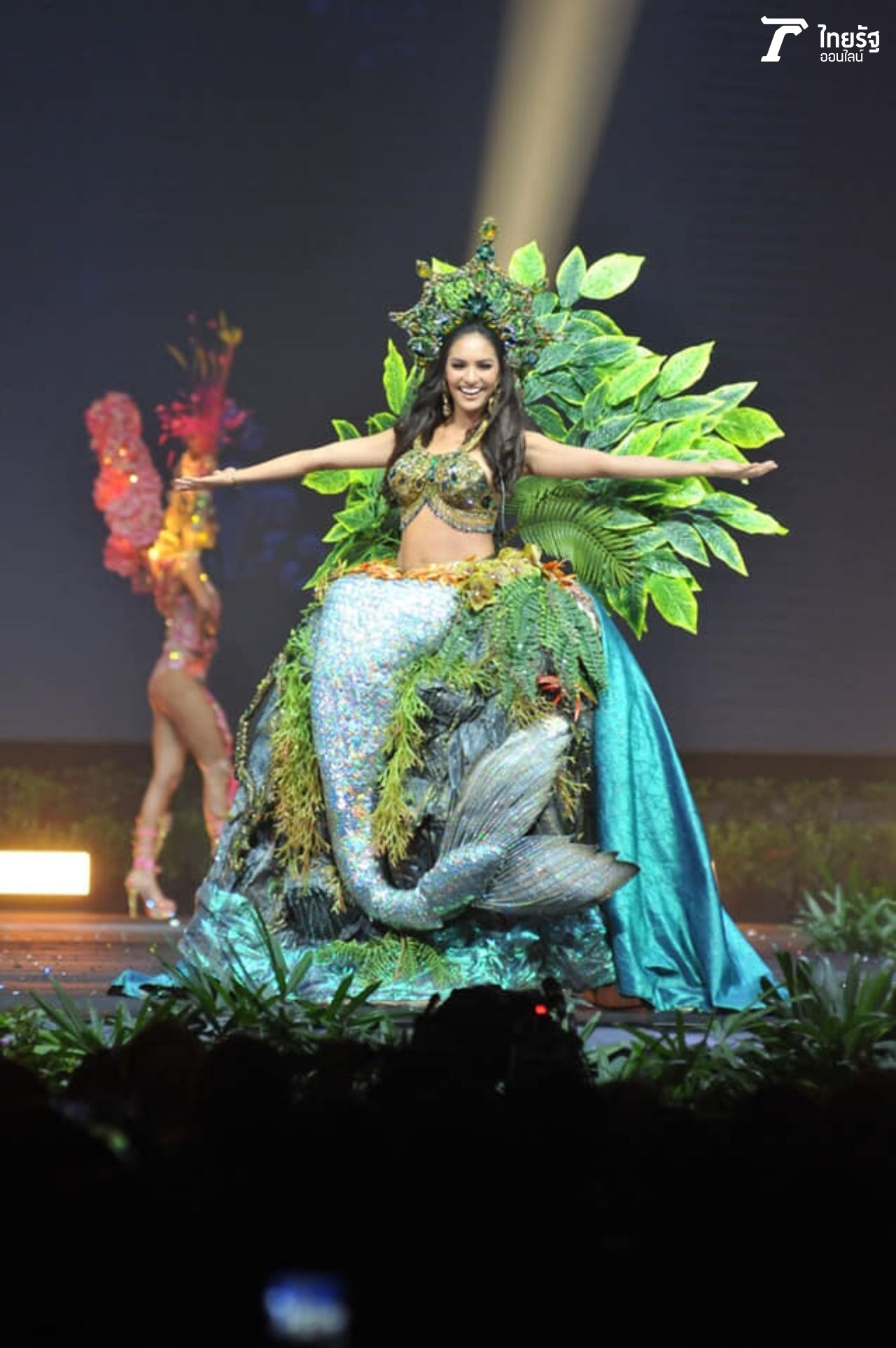 มิสเปรู เป็นนางเงือกสุดสวย ประโปรงนี้หมุนๆ รอบทิศทางได้ด้วย ส่วนใบไม้ด้านหลังก็ดึงๆ ขึ้นลงได้อีก 