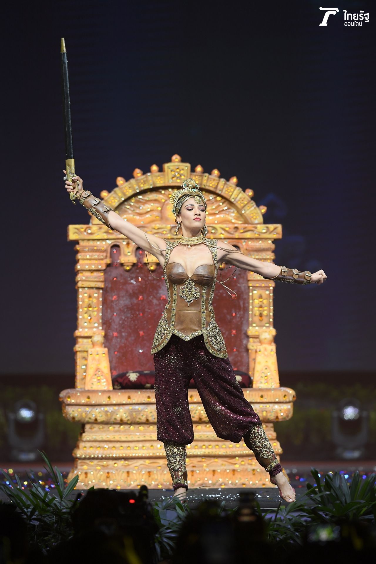 หนักเกินไปแล้ว เกินจะแบก เนฮัล ชุดาสามา จากอินเดีย หอบชุดหนักถึง 50 กิโลกรัม ต้องค่อยๆ ก้าวกว่าจะมาถึงหน้าเวทีได้ มาเป็นเจ้าหญิงนักรบชาวอินเดียสุดแกร่ง ห้าวหาญต่อสู้เพื่อความหลากหลายของสตรี