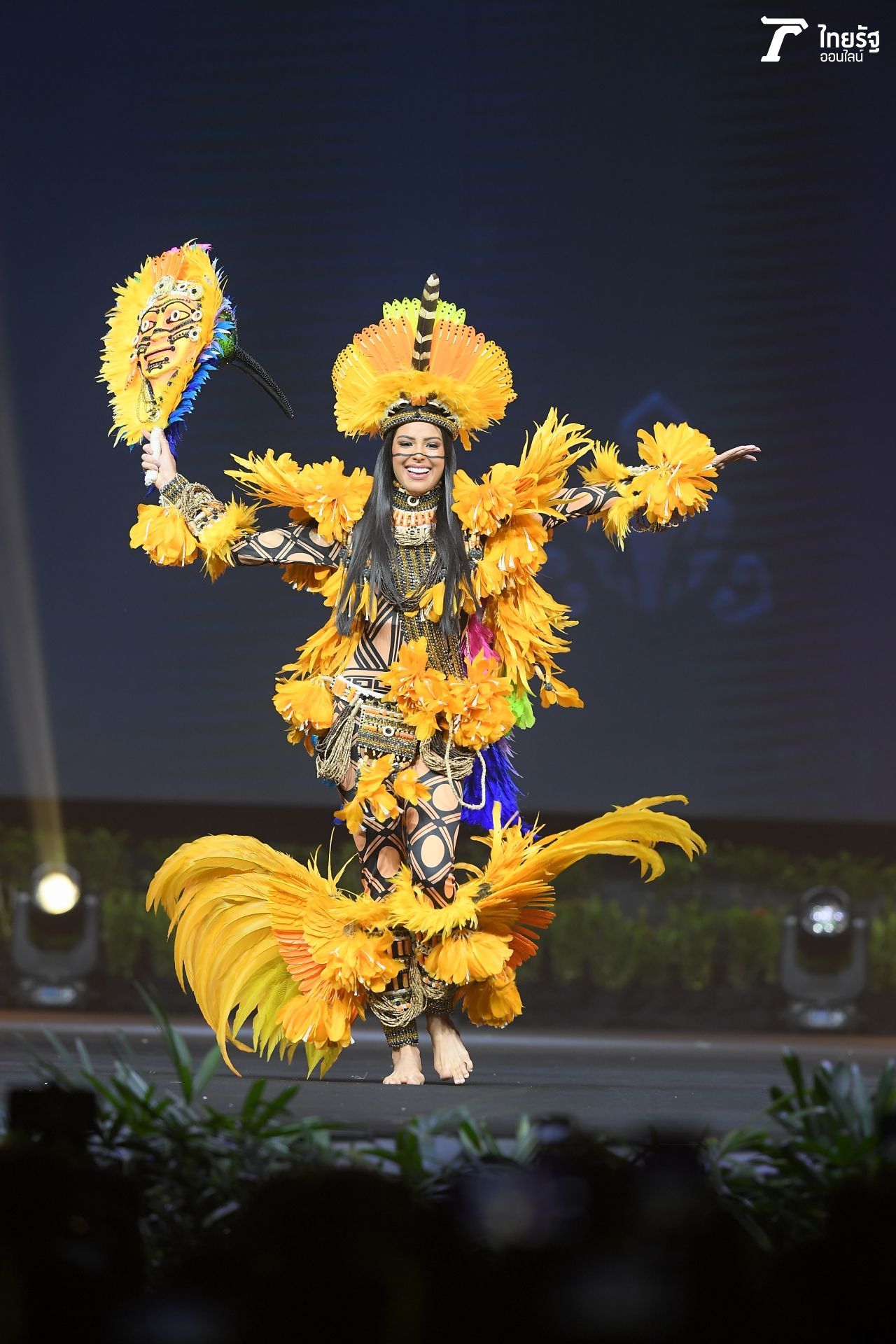 ยอมๆ ยอมแล้ว!!! ไมรา จีอัส จากบราซิล เดินๆ กึ่งเต้นๆ ในชุดเทพีแห่งสุริยัน ที่แปลงร่างเป็นนก หวังเป็นกระบอกเสียงในการรณรงค์เรื่องการอนุรักษ์สิ่งแวดล้อมให้คงอยู่สืบไป ชุดของเธอทำมาจากขนนกสีสวยสะดุดตา ใช้เวลาในการทำนานกว่า 3 เดือน