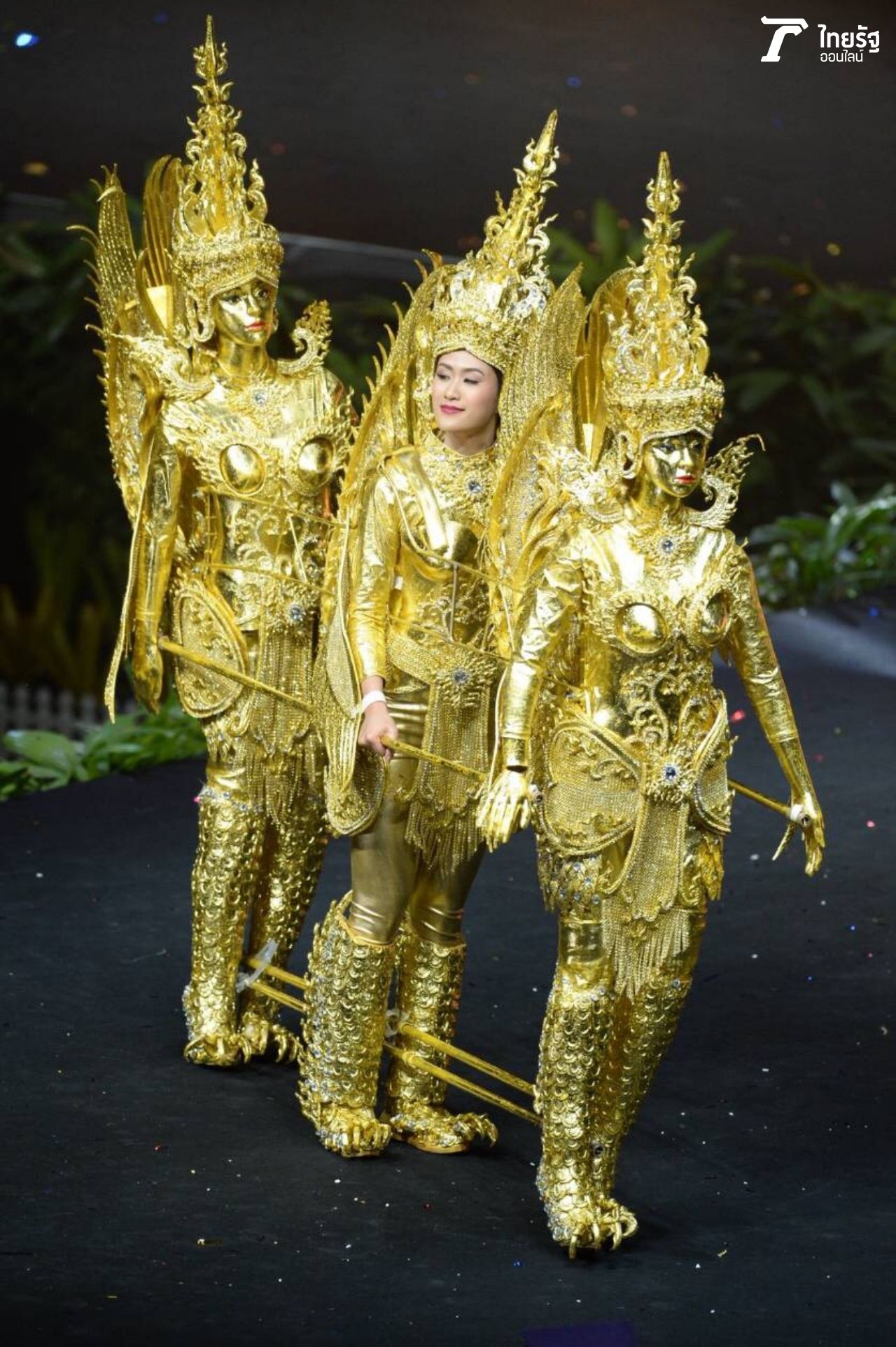 สร้างสรรค์ โดดเด่น แตกต่าง สวยงาม ลงตัวมากๆ อรอนงค์ หอมสมบัติ จากลาว มาในชุดกินรีสามตัวสีทองสุกใส ขยับปีกได้ด้วย ชนะใจคนดูไปอย่างท่วมท้น