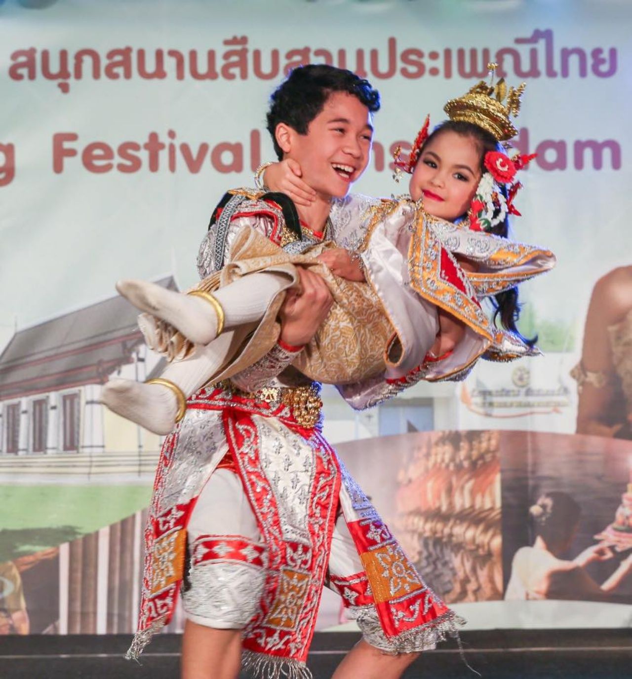 เวลามีงานไทย งานบุญ งานวัด น้องเมลิซซ่า กับพี่ชาย และนางศิริลักษณ์ก็ไปแสดงรำไทยโชว์ ภาพนี้น้องเมลิซซ่าเล่นโขนคู่พี่ชาย (หนุมานจับนางสุพรรณมัจฉา) เป็นที่ชื่นชอบของฝรั่งเยอรมันและคนไทยอย่างมาก