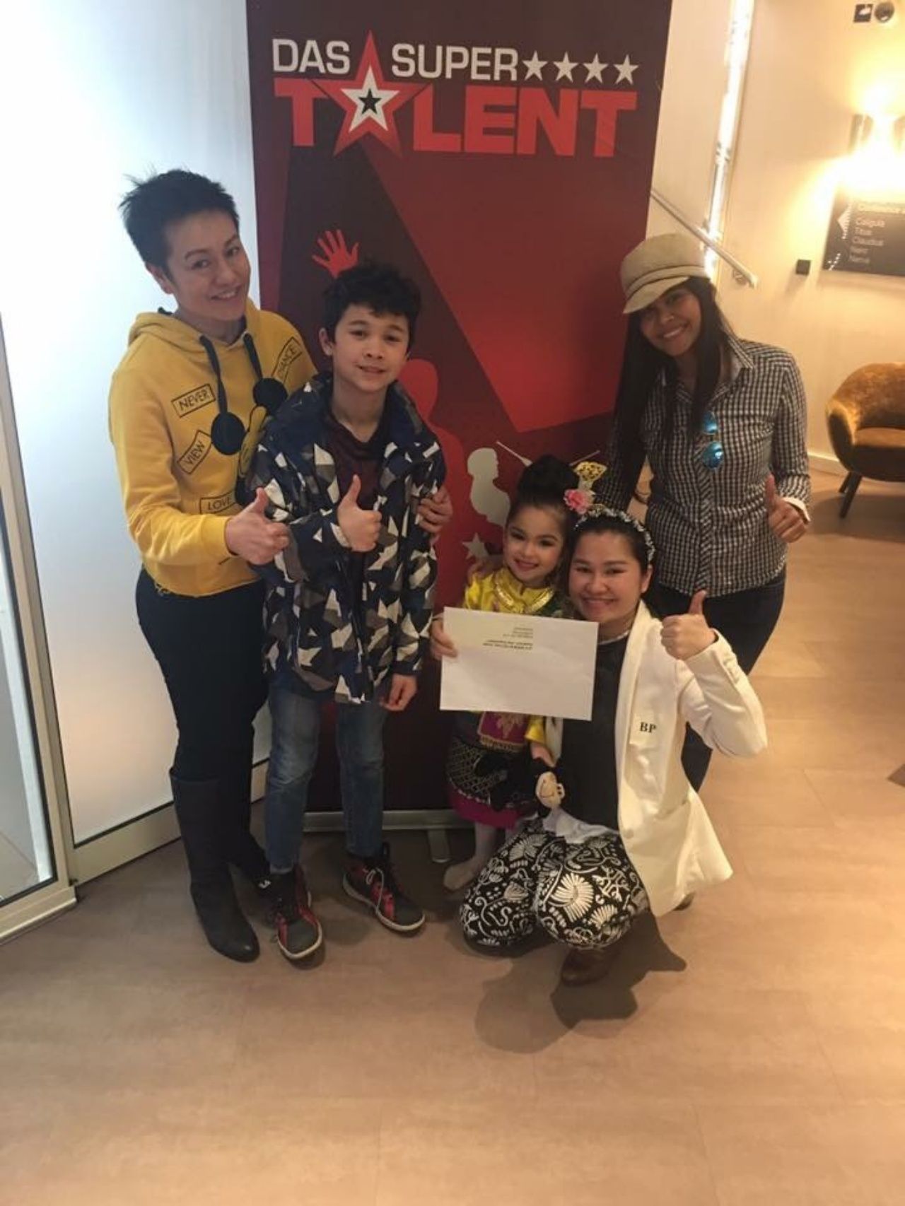 การแข่งรอบแรก แสดงโชว์ฟ้อนดอกระมิงค์ จนชนะใจกรรมการ