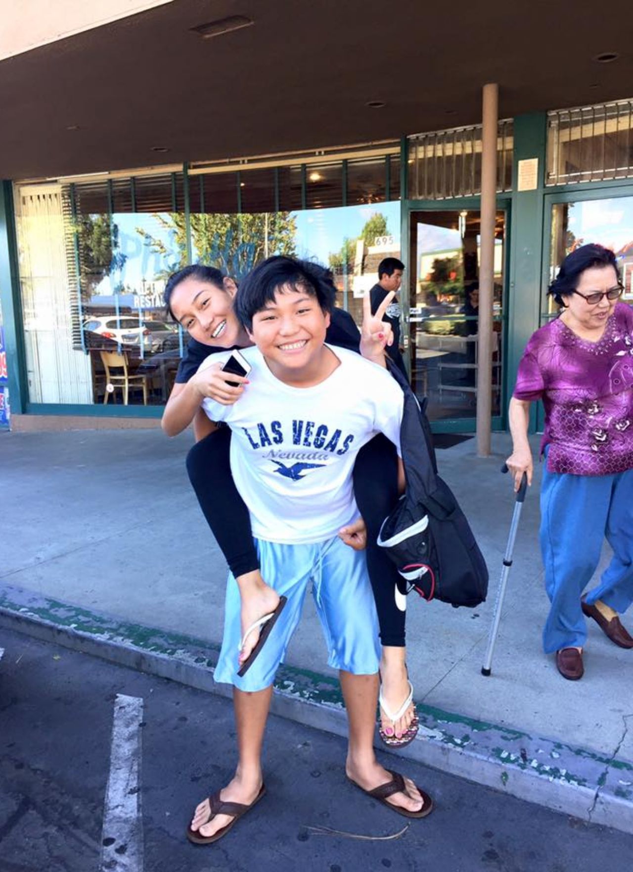 นิโคลีน กับน้องชาย