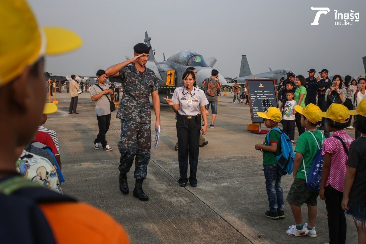 พี่มิกค์ ทองระย้า มาทักทายน้องๆ หน้าเครื่องบินขับไล่กริพเพน
