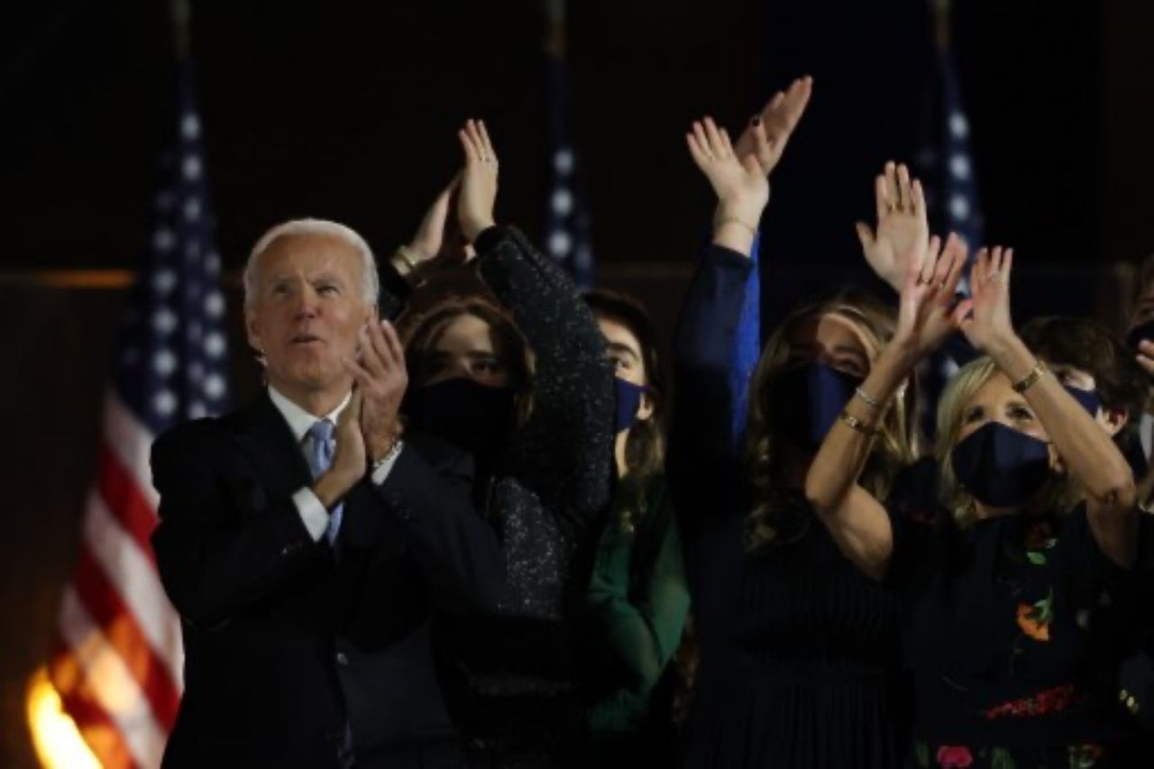 วันแห่งชัยชนะ 7 พฤศจิกายน 2020 ที่พร้อมหน้าทั้งครอบครัว (ภาพ AFP)