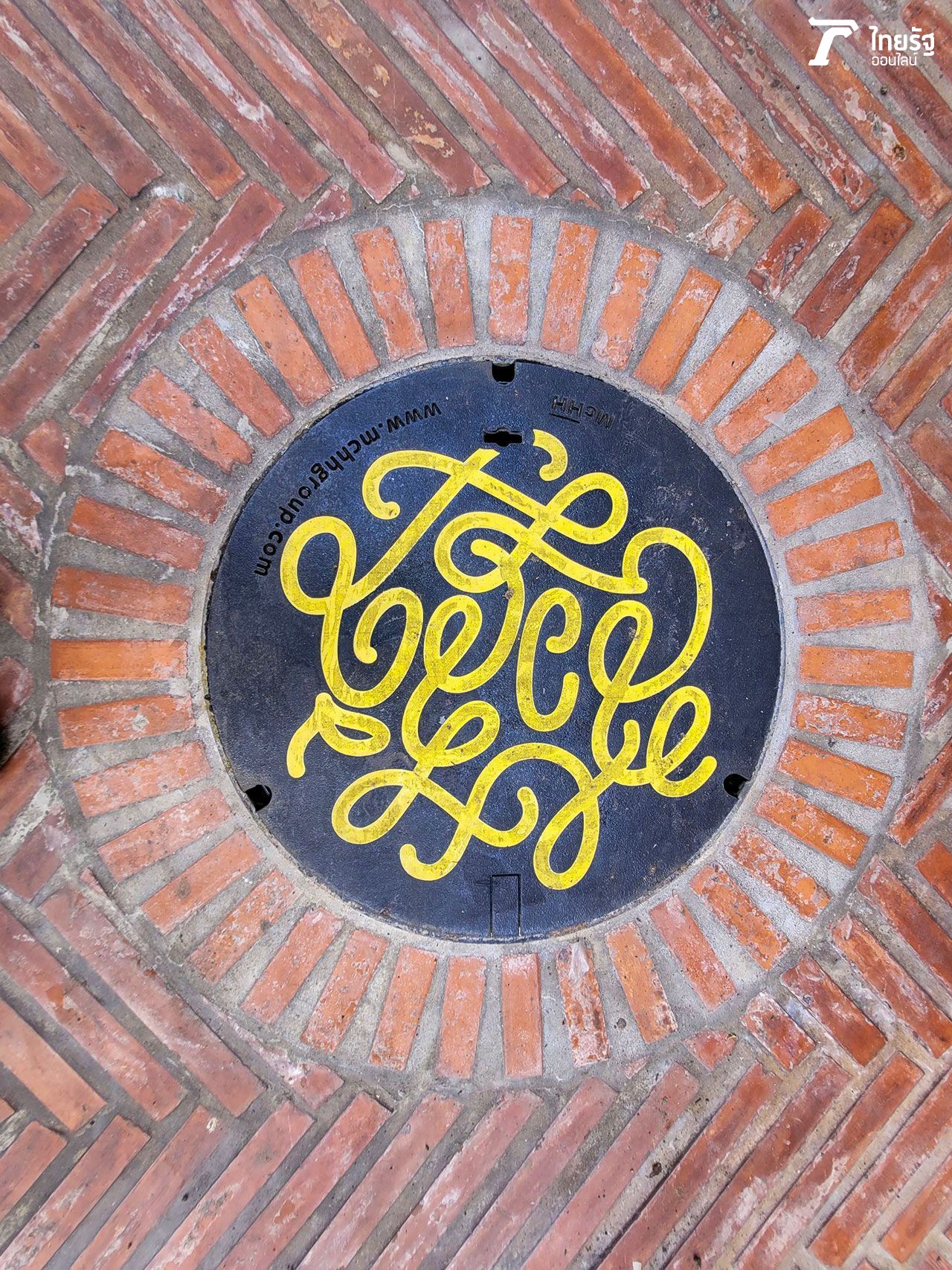 ลวดลายบนฝาท่อ