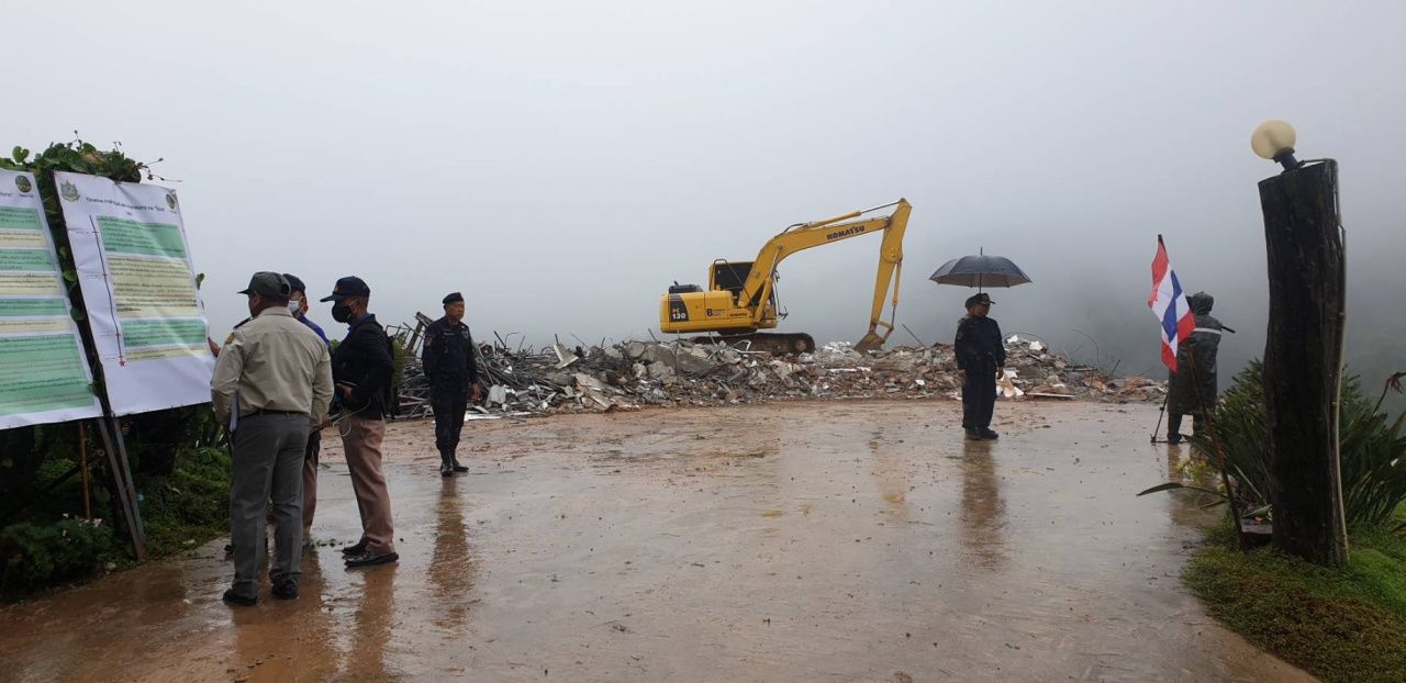 เมื่อไม่ยอมรื้อเอง เจ้าหน้าที่ก็ต้องรื้อให้