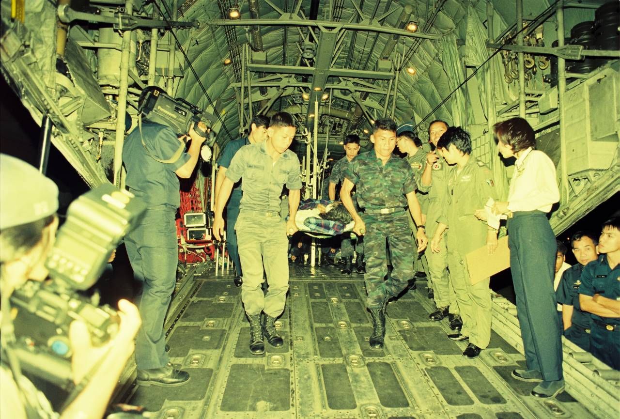 เจ้าหน้าที่ลำเลียงผู้บาดเจ็บจากเหตุเครื่องบินการบินไทย ตกที่สุราษฎร์ธานีลงจาก ซี-130