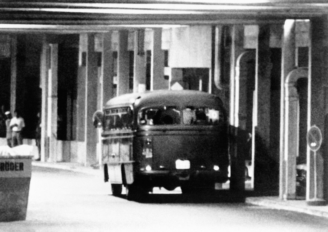 ผู้ก่อการร้ายปาเลสไตน์ 5 คนกับตัวประกันอีก 9 คน ขึ้นรถเพื่อเดินทางไปยังฐานทัพอากาศ เฟือร์สเทินเฟลท์บรุค ที่ที่ตำรวจเยอรมนีพยายามบุกช่วยตัวประกันแต่ล้มเหลว ทำให้ทั้งหมดเสียชีวิต