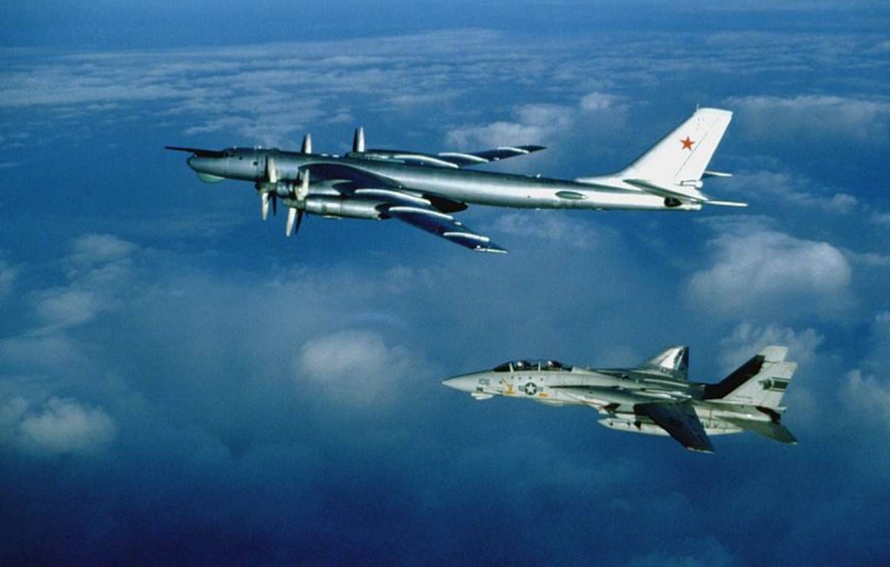 เครื่องบินตู-95 ที่มีเครื่องบินขับไล่เอฟ-14 ของสหรัฐฯ ตามบินประกบ ภาพจากวิกิพีเดีย