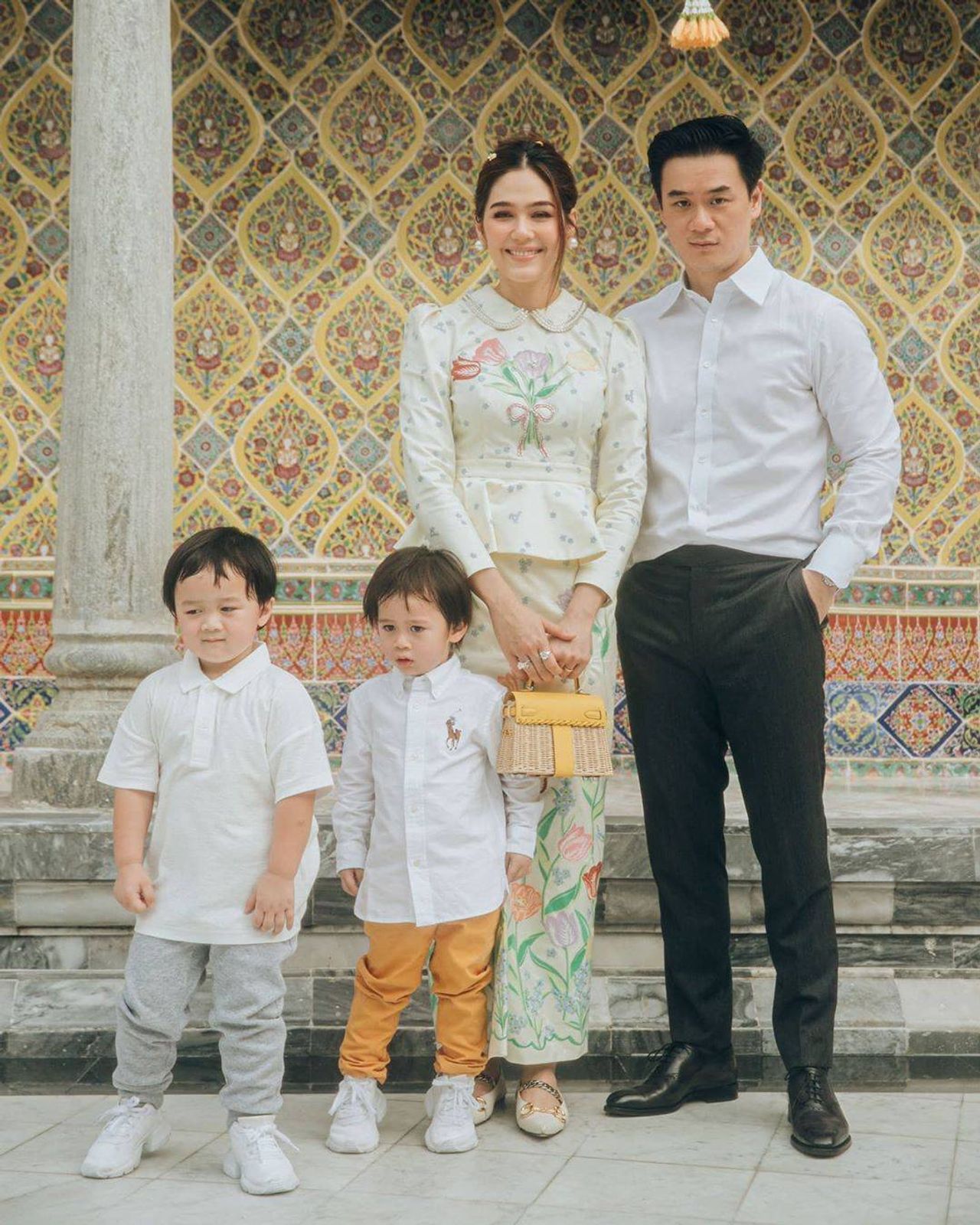 ชมพู่-น็อต และน้องสายฟ้า-น้องพายุ ขอบคุณภาพจากไอจี @chomismaterialgirl