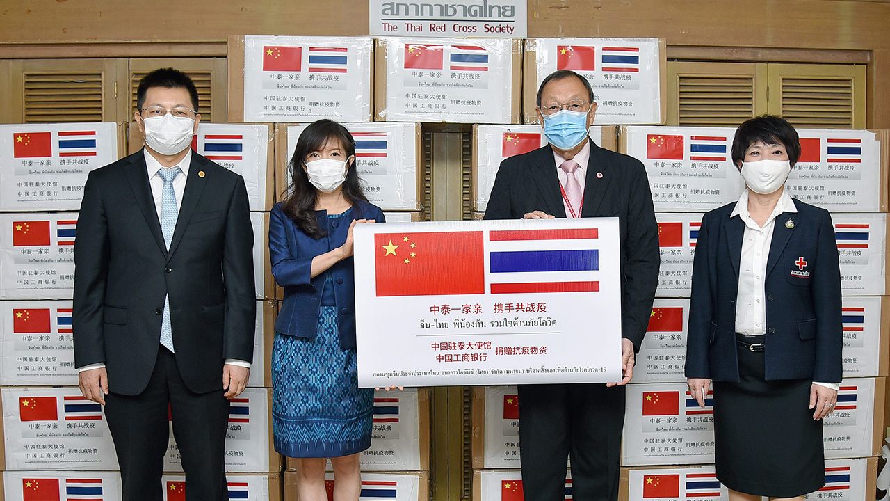 จีนช่วยไทย ขรรค์ ประจวบเหมาะ รับมอบหน้ากากอุปกรณ์ทางการแพทย์ จำนวน 60,000 ชิ้น จาก หยาง หยาง ที่ปรึกษาฝ่ายการเมืองสถานทูตจีน และ ลี จีกาน ประธานคณะกรรมการธนาคาร ICBC ในโครงการจีน-ไทย พี่น้องกัน ร่วมใจต้านภัยโควิด-19 ที่สภากาชาดไทย วันก่อน.