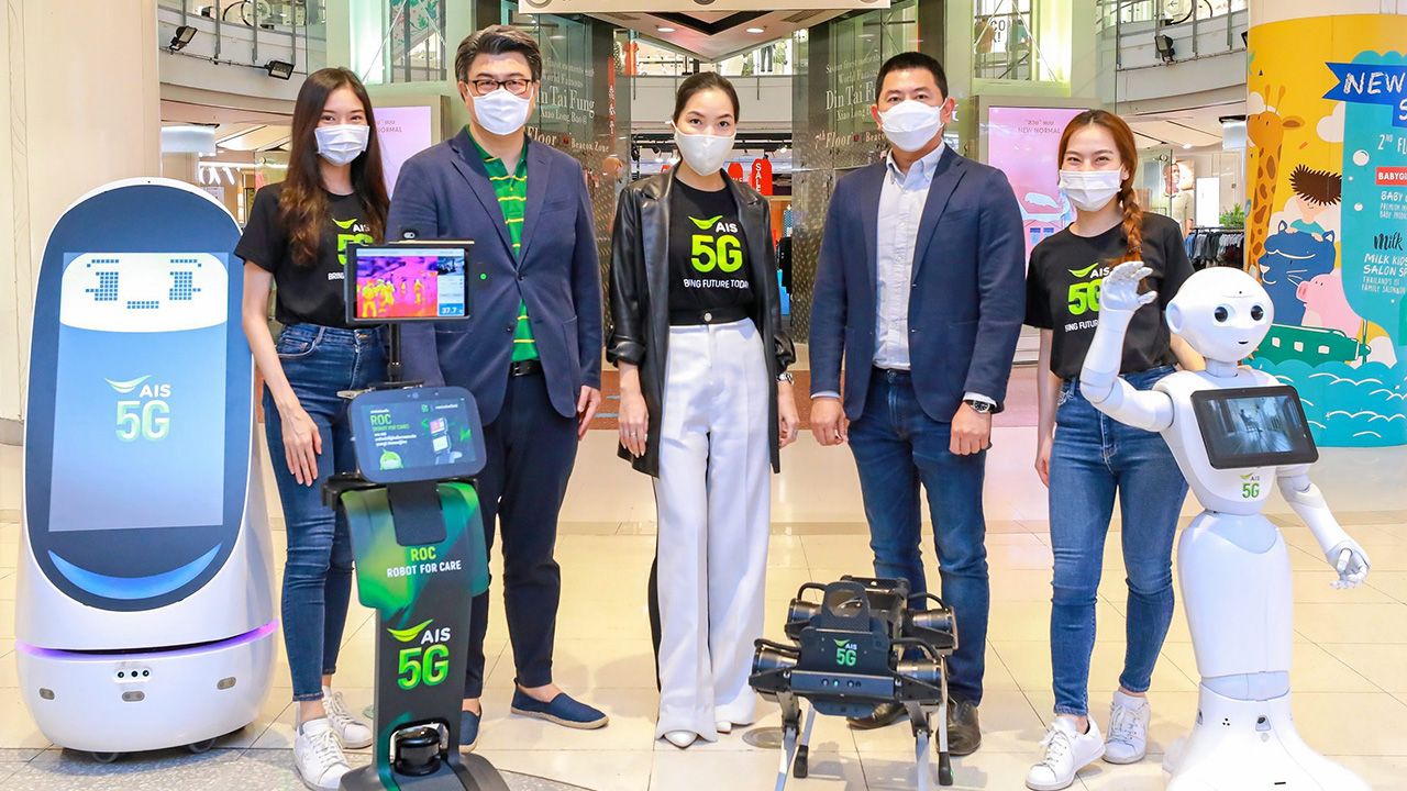 เจ๋งมั่ก ศิวลี บูรณสงคราม, กันตภณ ผาณิตรัตน์ และ องอาจ สุขเลิศกมล จัดหุ่นยนต์ ROBOT FOR CARE คัดกรองตรวจวัดอุณหภูมิก่อนเข้าศูนย์การค้า พร้อมหุ่นยนต์ AIS K9 บริการเจลแอลกอฮอล์รอบพื้นที่ช็อปปิ้ง และลดการสัมผัสใกล้ชิด ณ ศูนย์การค้าเซ็นทรัลเวิลด์ วันก่อน.