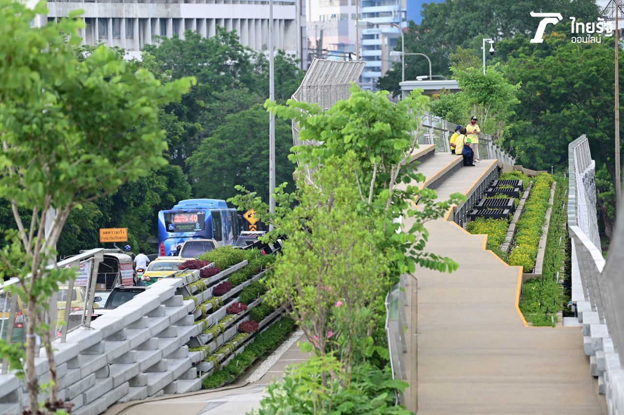 ดูร่มรื่น เป็นสีเขียวสบายตา น่าไปพักผ่อนหย่อนใจ 